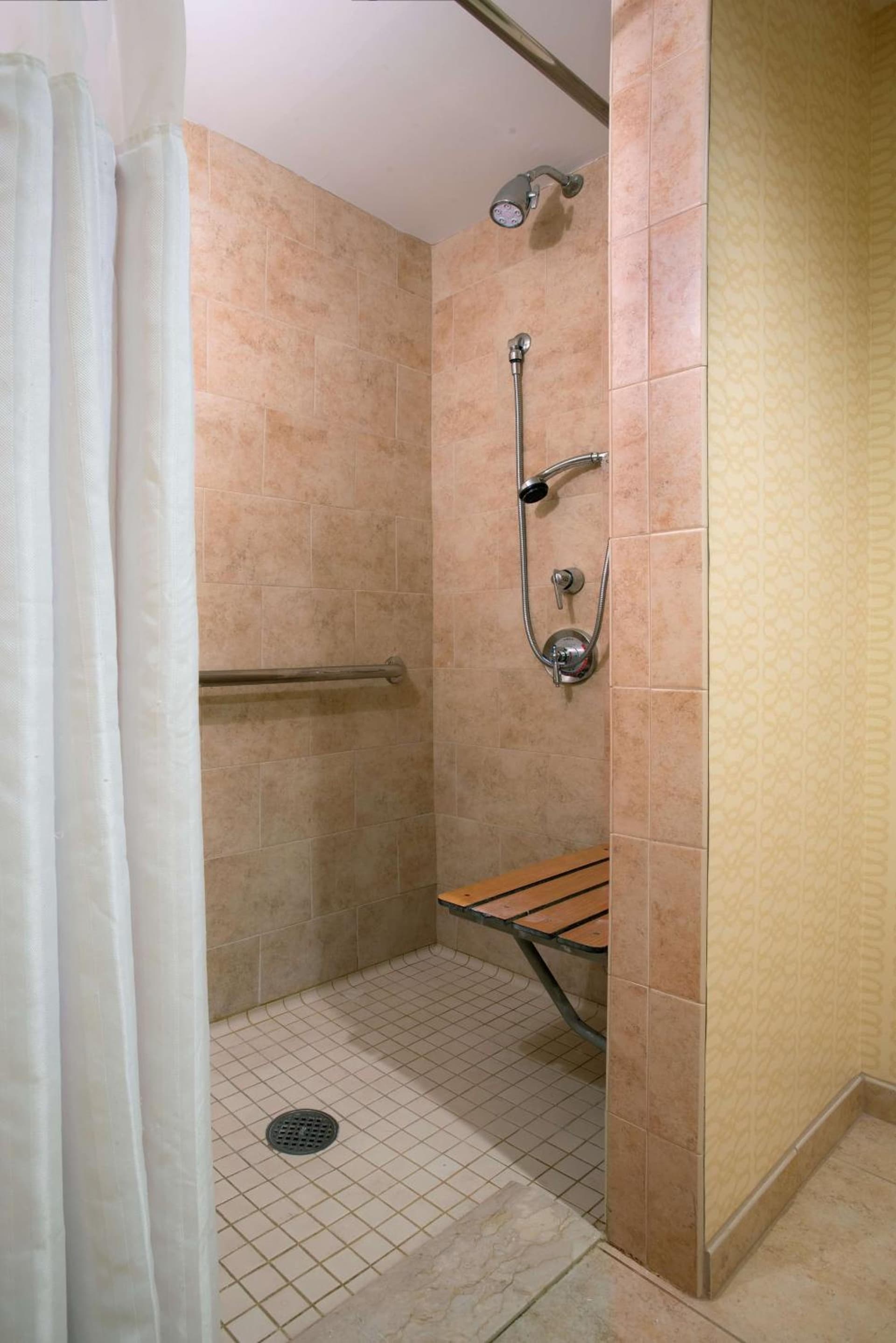DoubleTree Suites by Hilton Hotel Detroit Downtown - Fort Shelby gallery photo in Detroit, MI — image 13