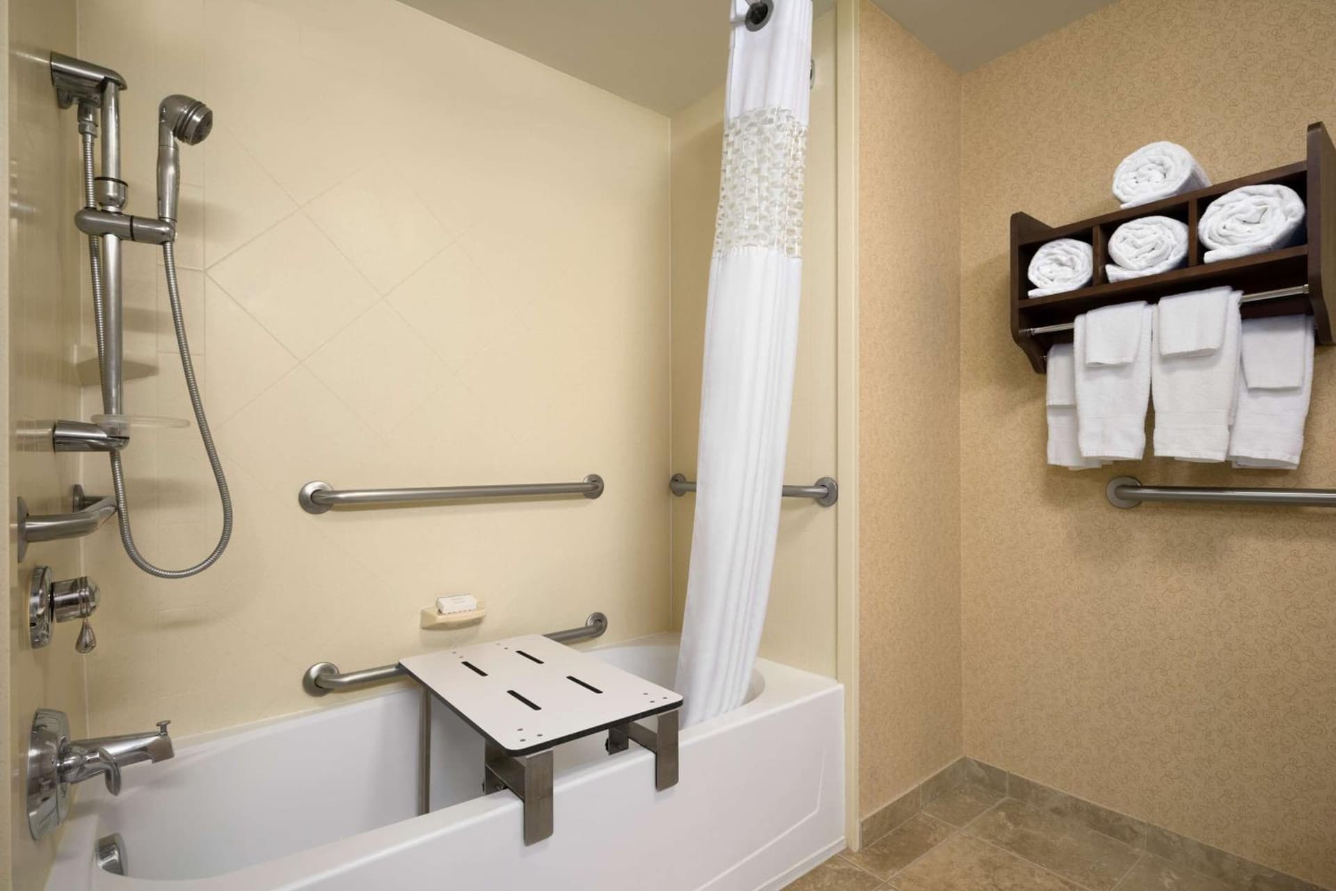 Hampton Inn & Suites Williamsburg-Central interior in Williamsburg, VA — gallery photo 2