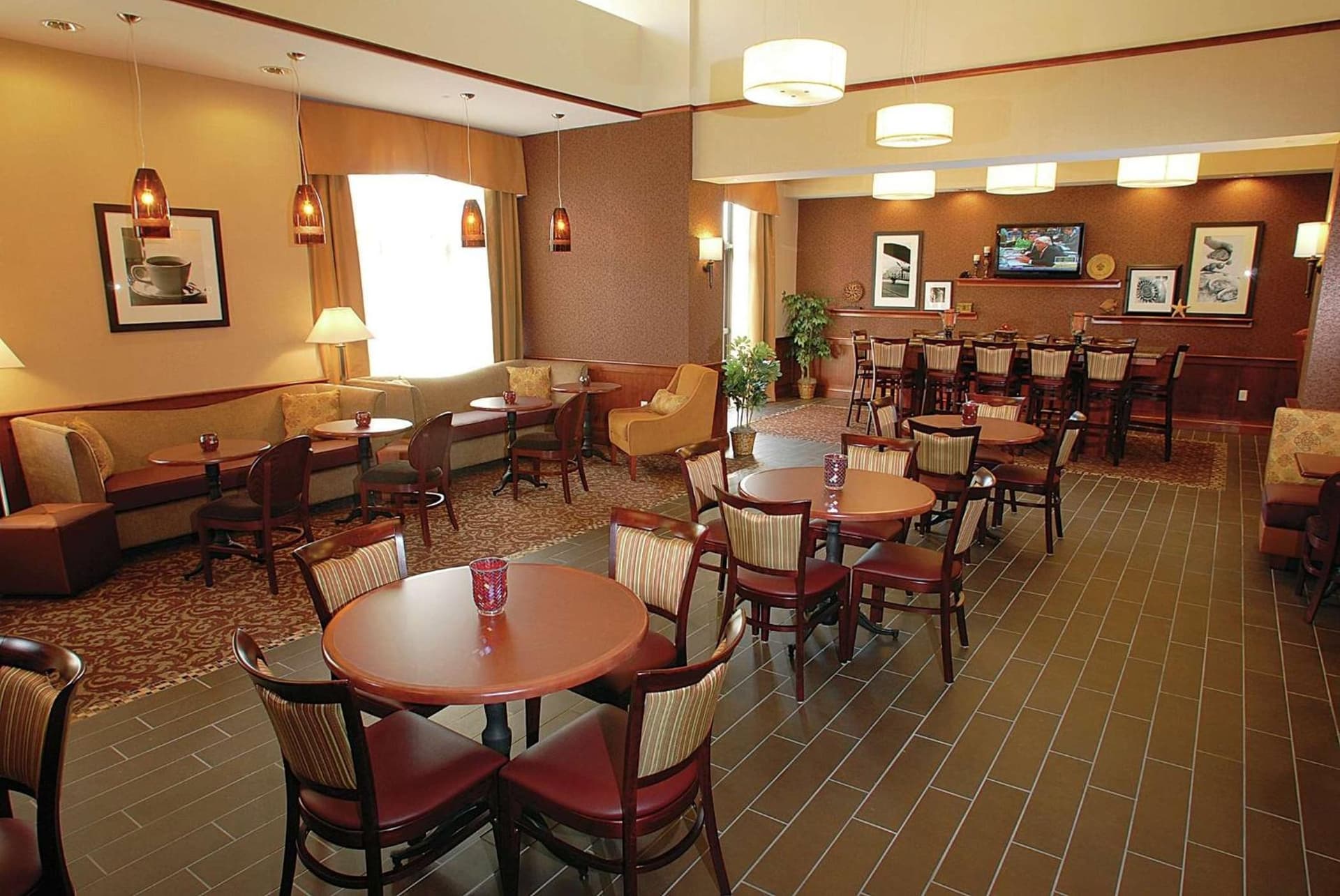 Hampton Inn & Suites Chesapeake-Battlefield Boulevard interior in Chesapeake, VA — gallery photo 2