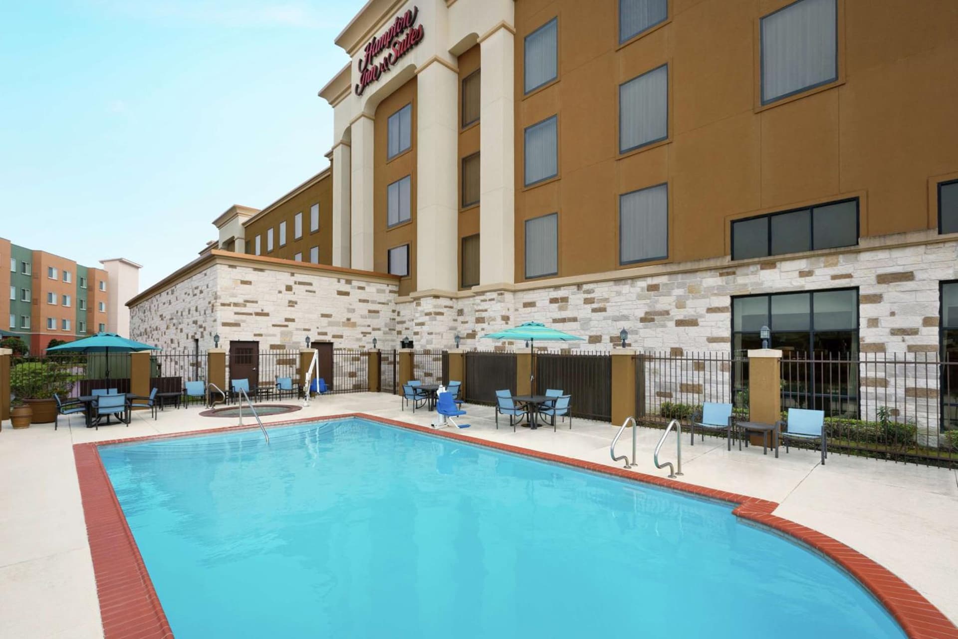 Hampton Inn and Suites Houston Pasadena gallery photo in Pasadena, TX — image 12