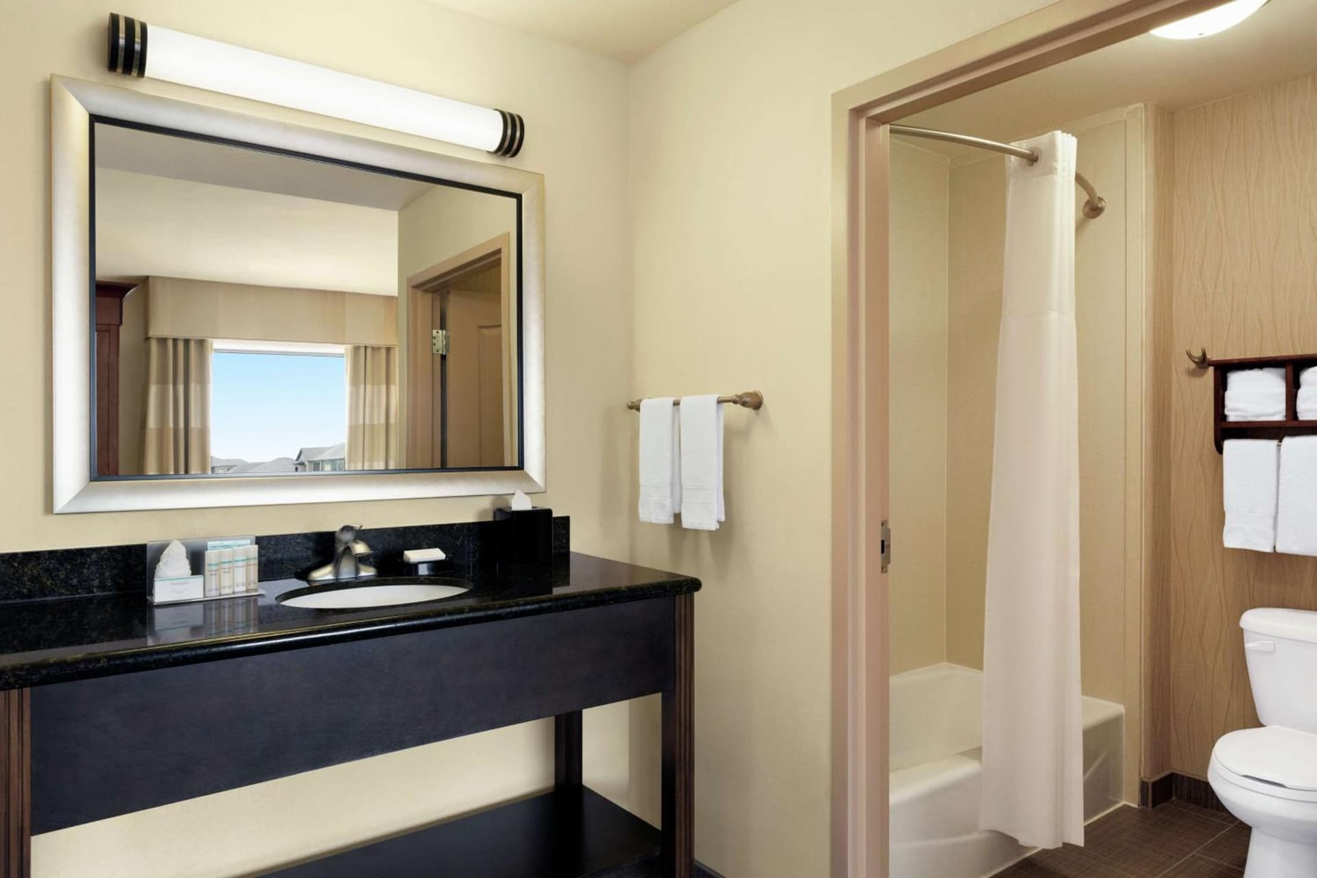 Hampton Inn and Suites Houston Pasadena gallery photo in Pasadena, TX — image 21