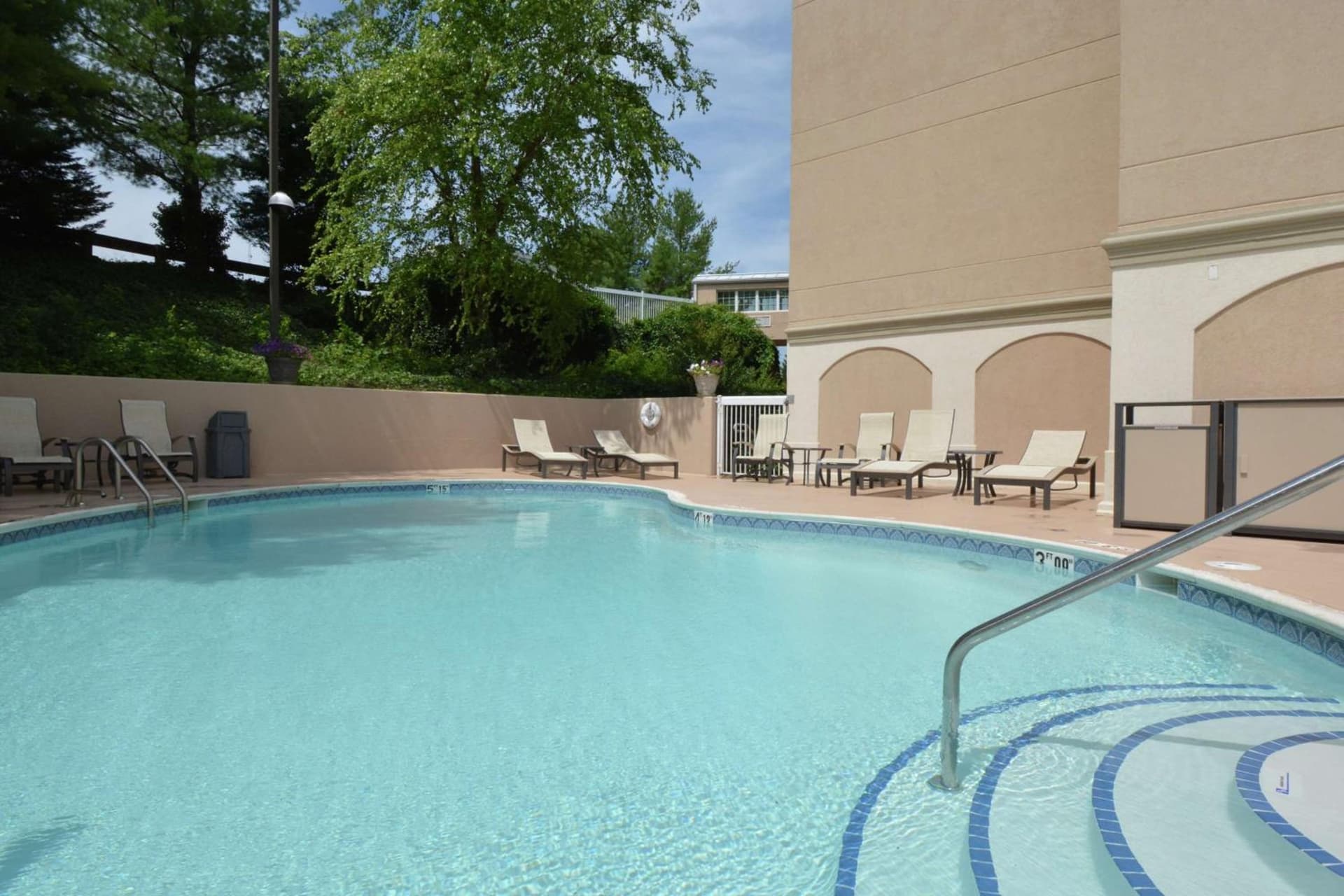 Hampton Inn Salem East - Electric Road gallery photo in Salem, VA — image 13
