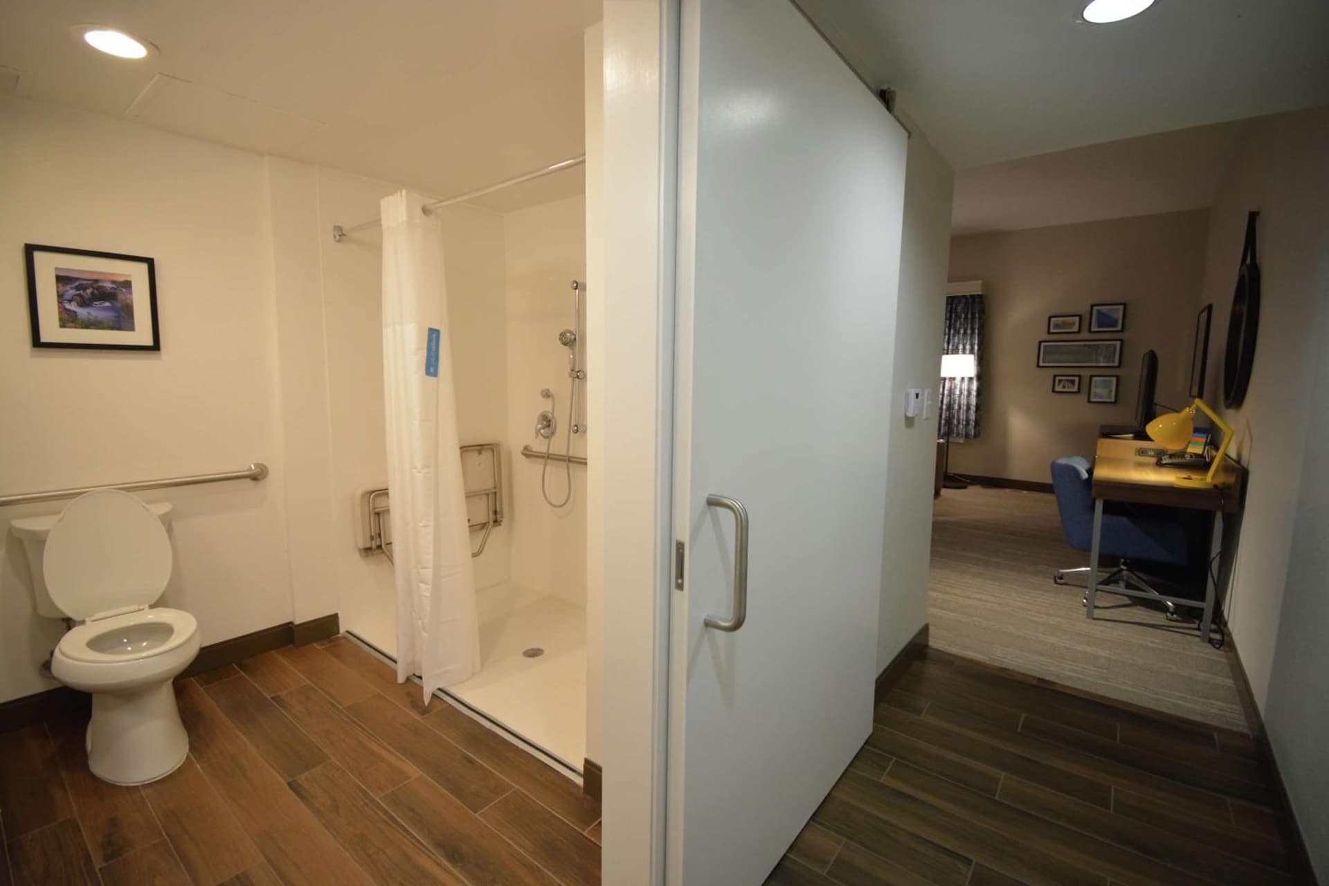 Hampton Inn Salem East - Electric Road gallery photo in Salem, VA — image 17