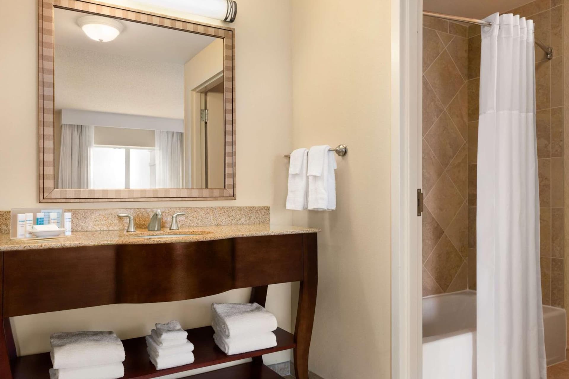 Hampton Inn & Suites Washington-Dulles International Airport gallery photo in Sterling, VA — image 30