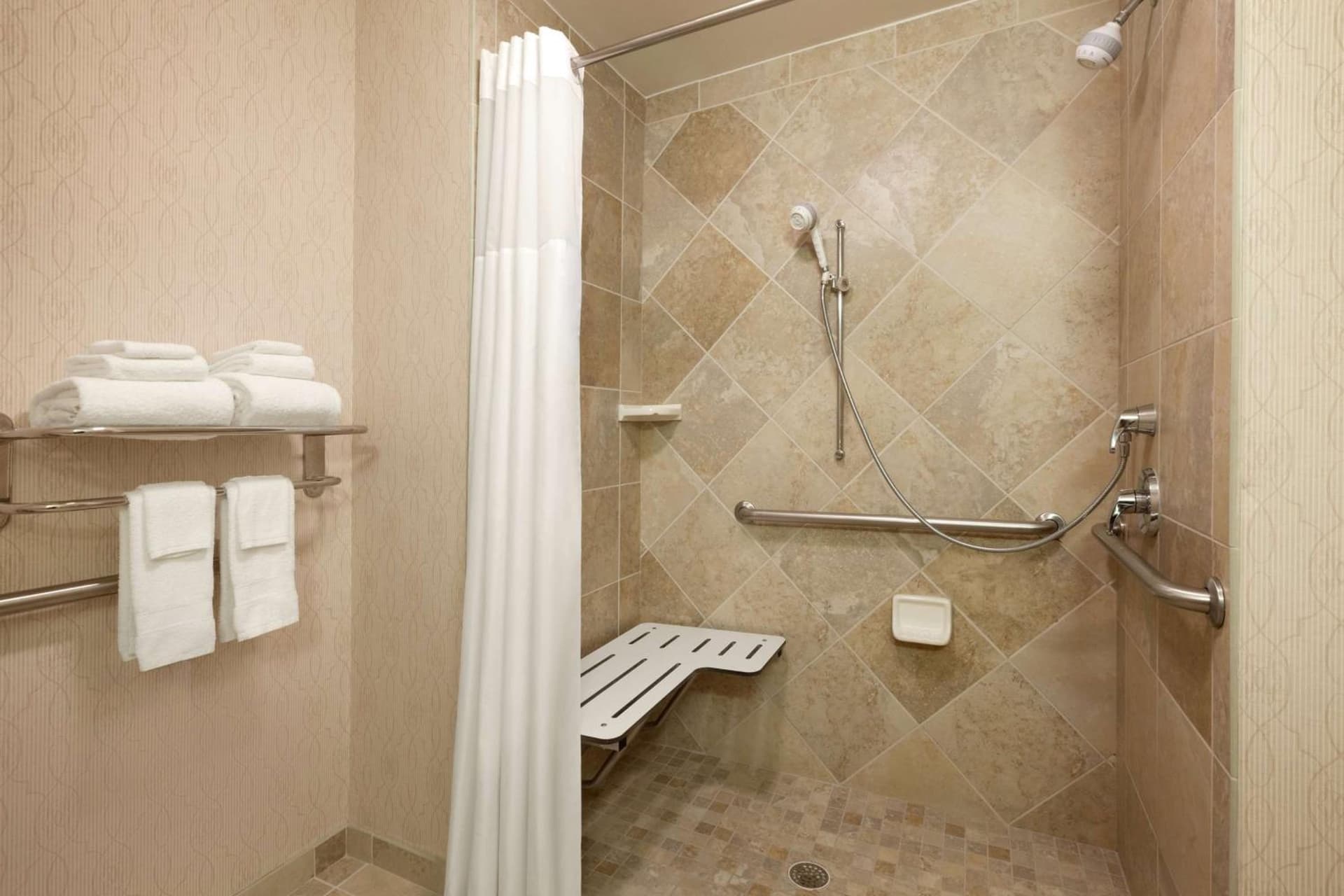 Hampton Inn & Suites Washington-Dulles International Airport gallery photo in Sterling, VA — image 10