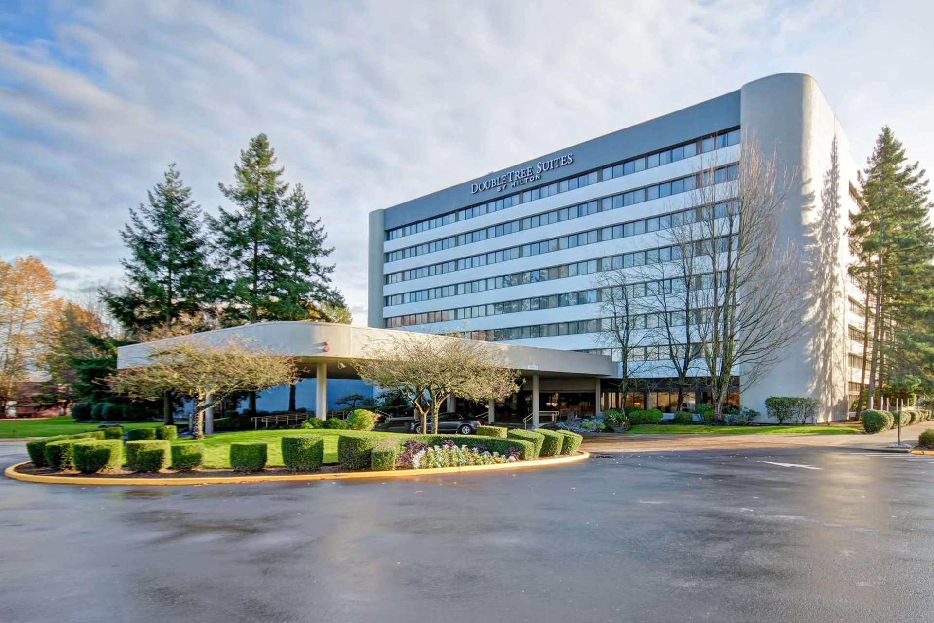 DoubleTree Suites by Hilton Seattle Airport/Southcenter featured exterior or lobby in Tukwila, WA — similar hotel