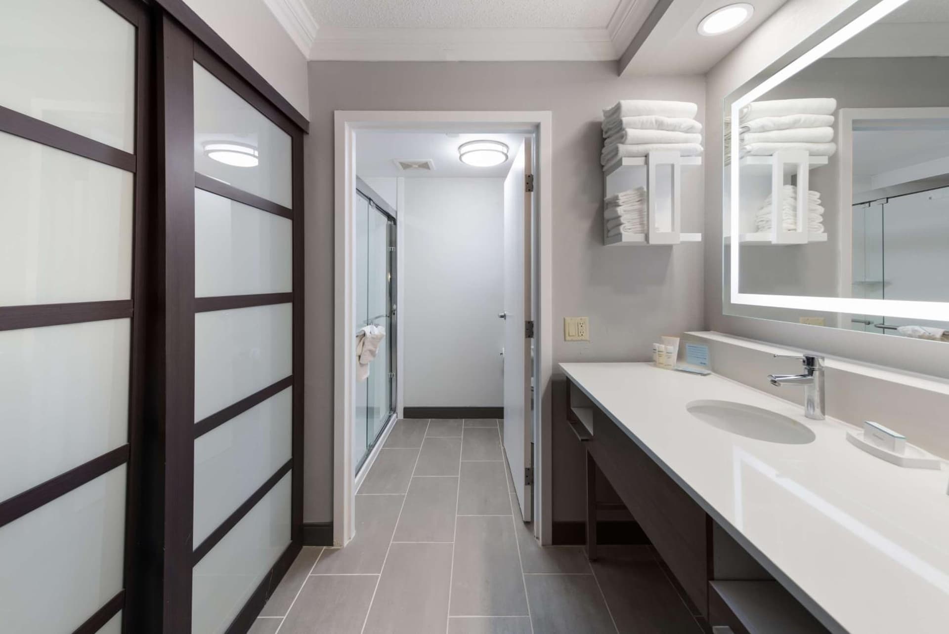 Hampton Inn & Suites Chicago-Hoffman Estates gallery photo in Hoffman Estates, IL — image 8