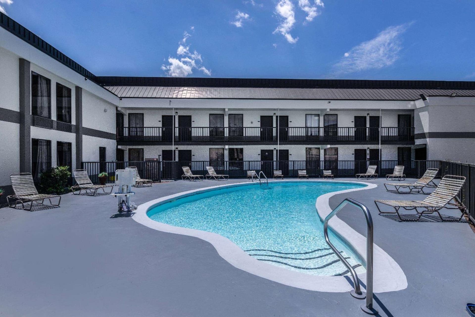 Days Inn & Suites by Wyndham Fort Bragg/Cross Creek Mall gallery photo in Fayetteville, NC — image 16