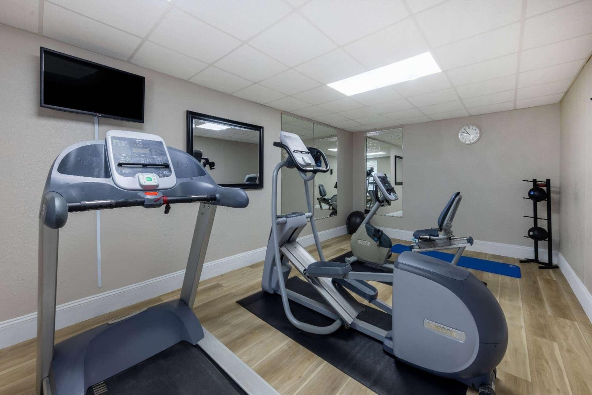 Days Inn & Suites by Wyndham Fort Bragg/Cross Creek Mall gallery photo in Fayetteville, NC — image 30