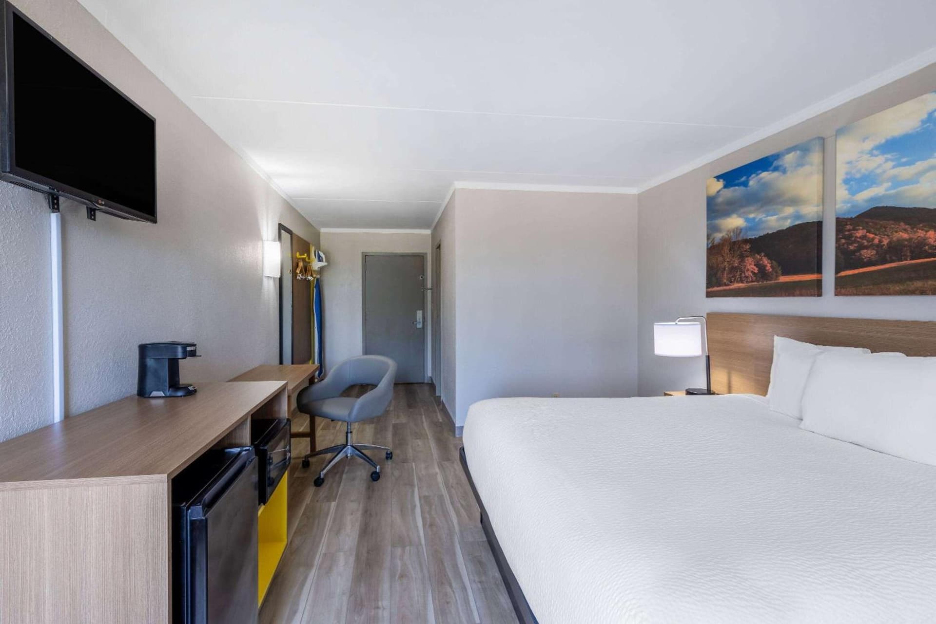 Days Inn & Suites by Wyndham Fort Bragg/Cross Creek Mall gallery photo in Fayetteville, NC — image 23