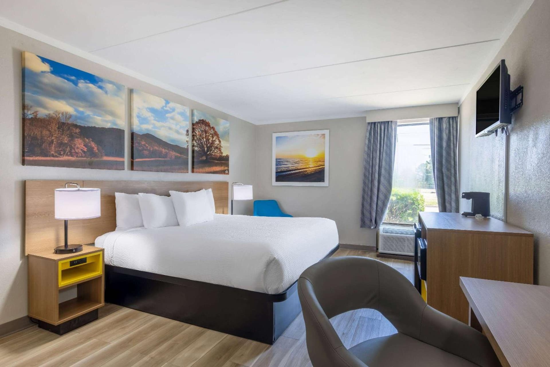 Days Inn & Suites by Wyndham Fort Bragg/Cross Creek Mall gallery photo in Fayetteville, NC — image 4