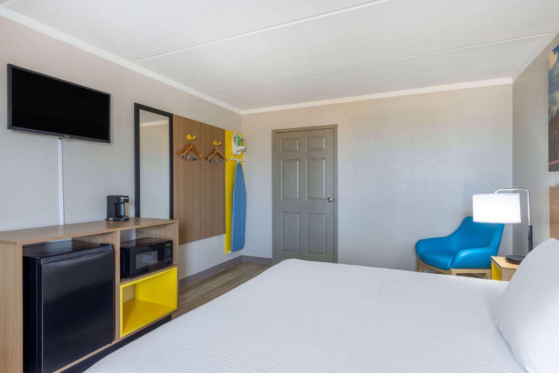 Days Inn & Suites by Wyndham Fort Bragg/Cross Creek Mall interior in Fayetteville, NC — gallery photo 2