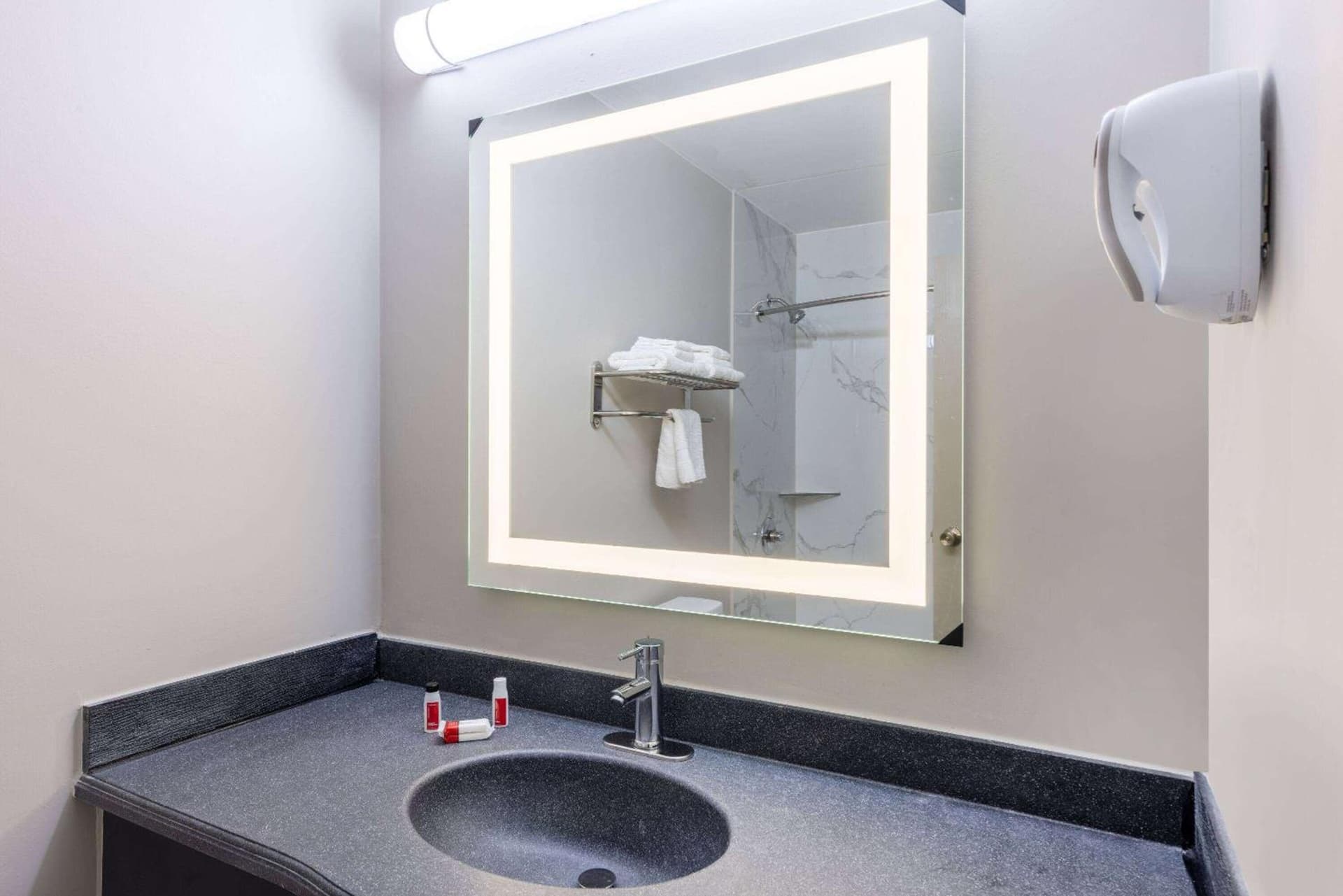 Days Inn & Suites by Wyndham Fort Bragg/Cross Creek Mall gallery photo in Fayetteville, NC — image 65