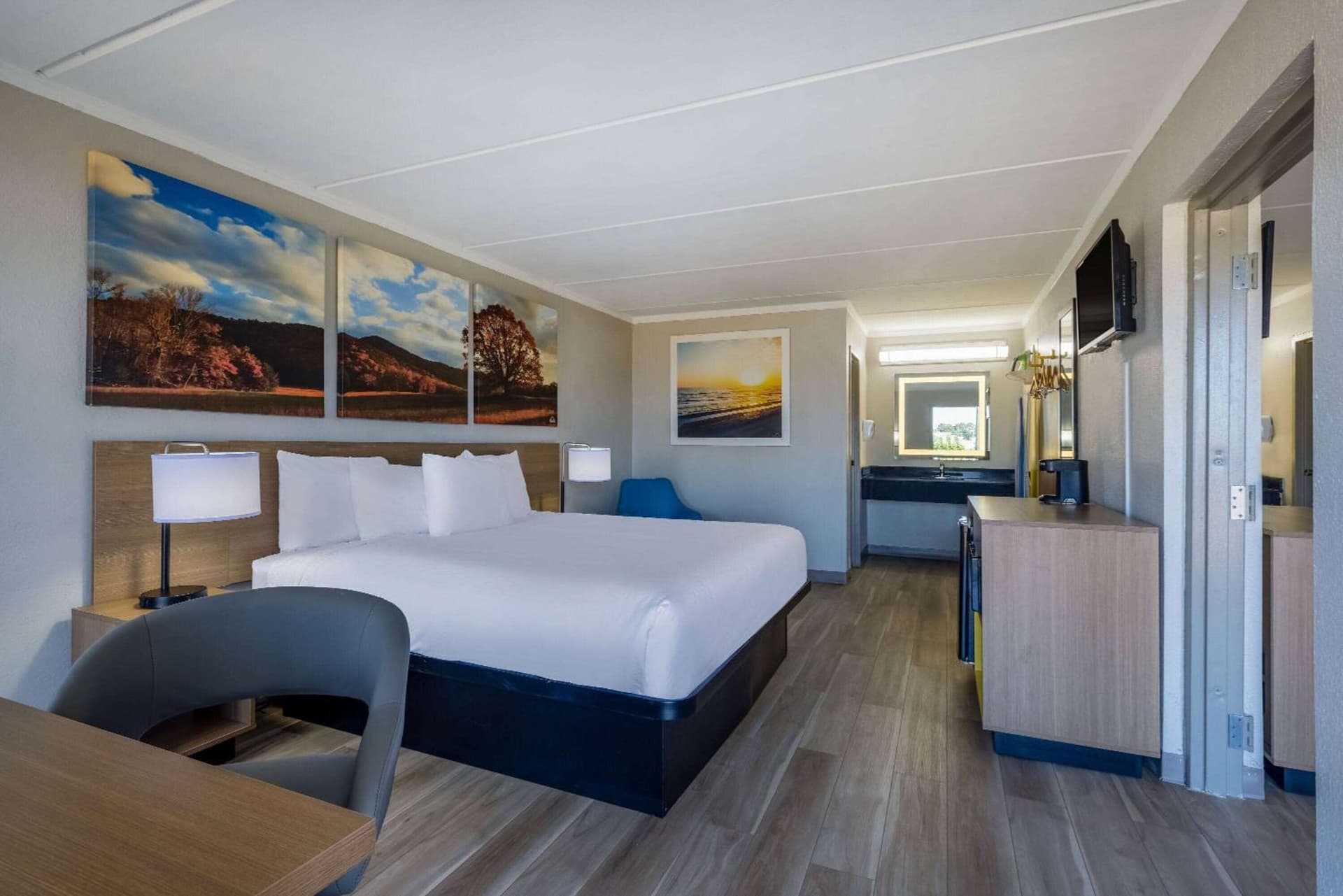 Days Inn & Suites by Wyndham Fort Bragg/Cross Creek Mall gallery photo in Fayetteville, NC — image 7