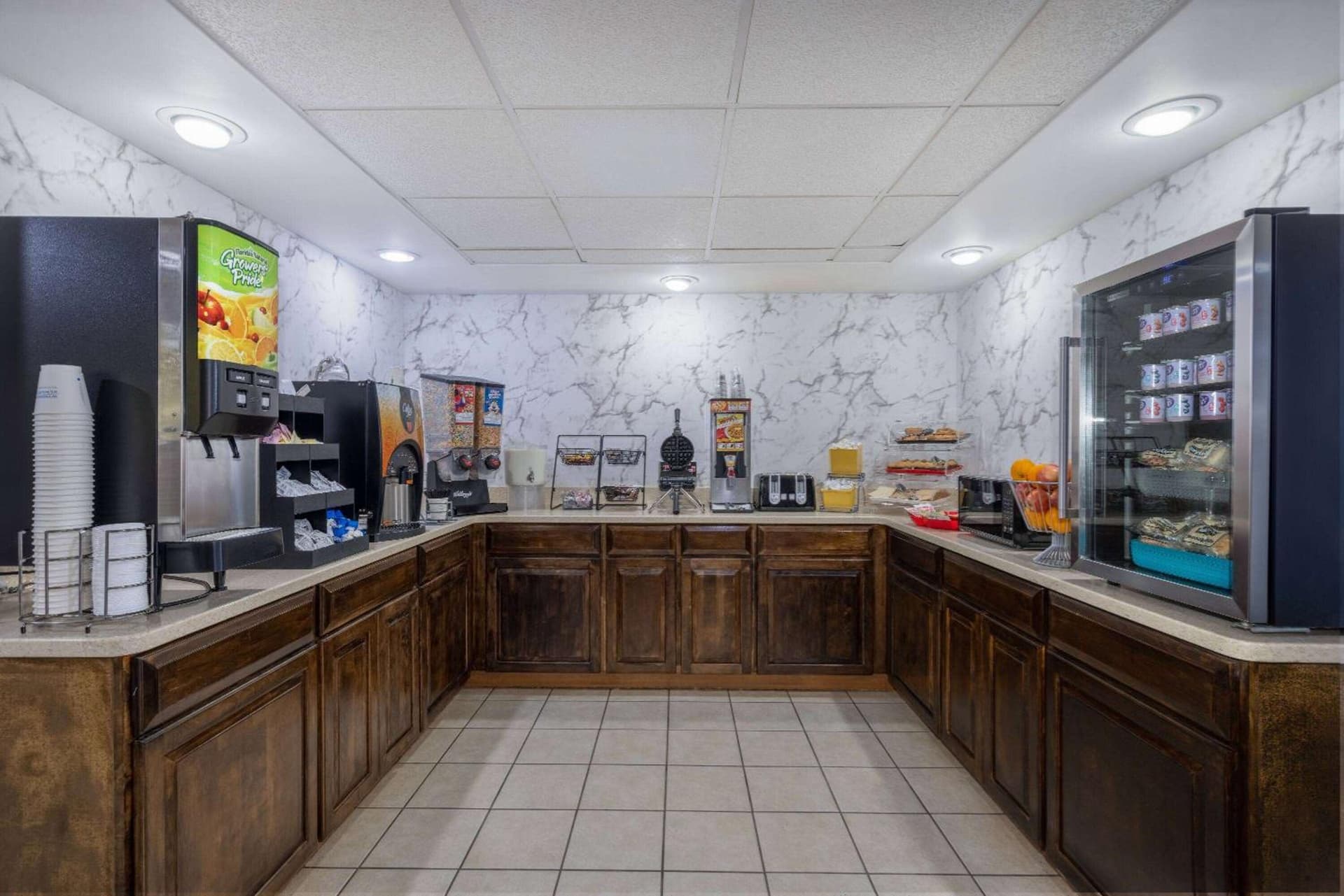 Days Inn & Suites by Wyndham Fort Bragg/Cross Creek Mall gallery photo in Fayetteville, NC — image 27