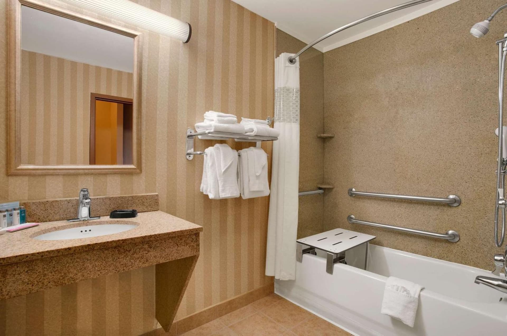 Hampton Inn & Suites Detroit Sterling Heights gallery photo in Sterling Heights, MI — image 12