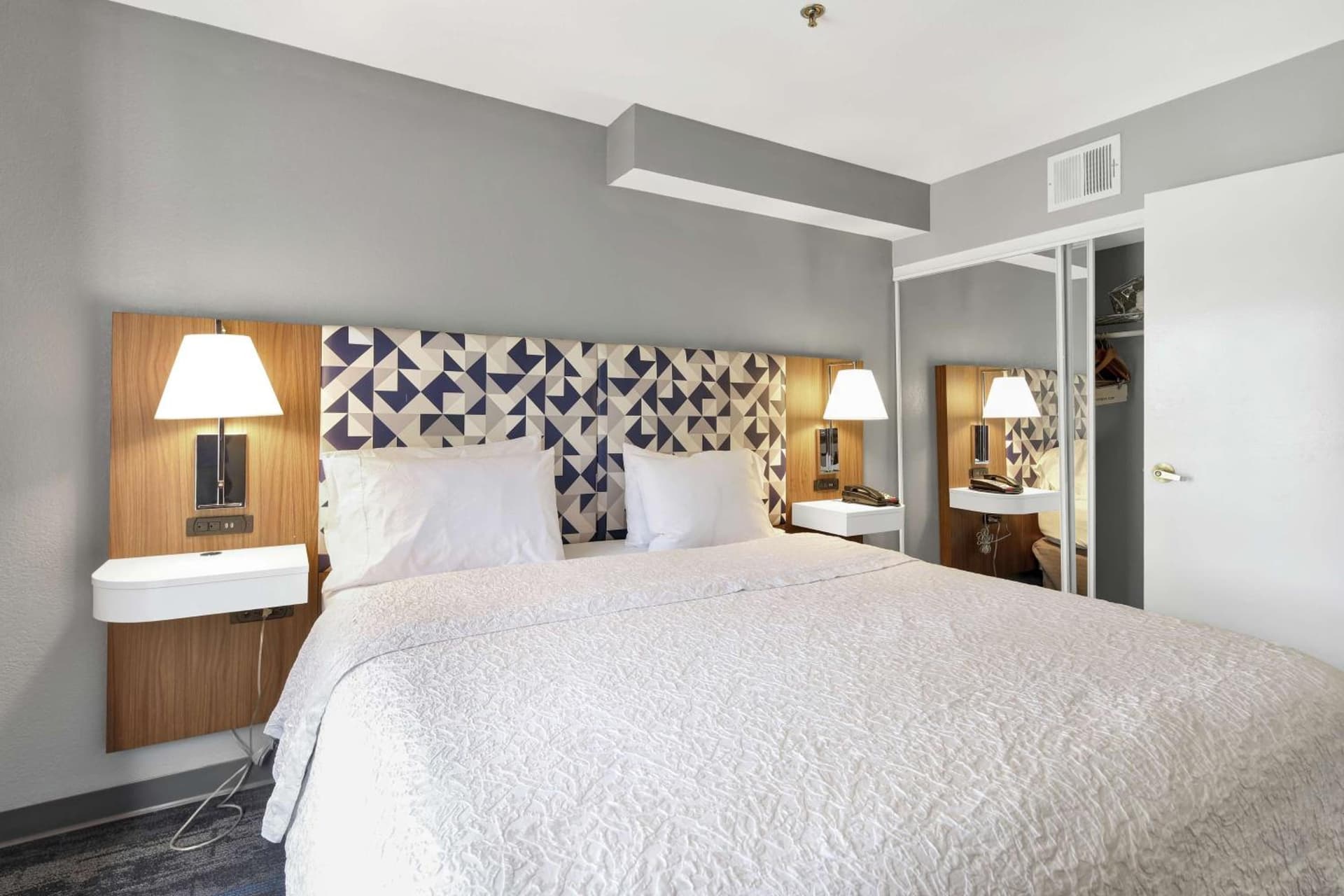 Hampton Inn & Suites Santa Ana/Orange County Airport gallery photo in Santa Ana, CA — image 21