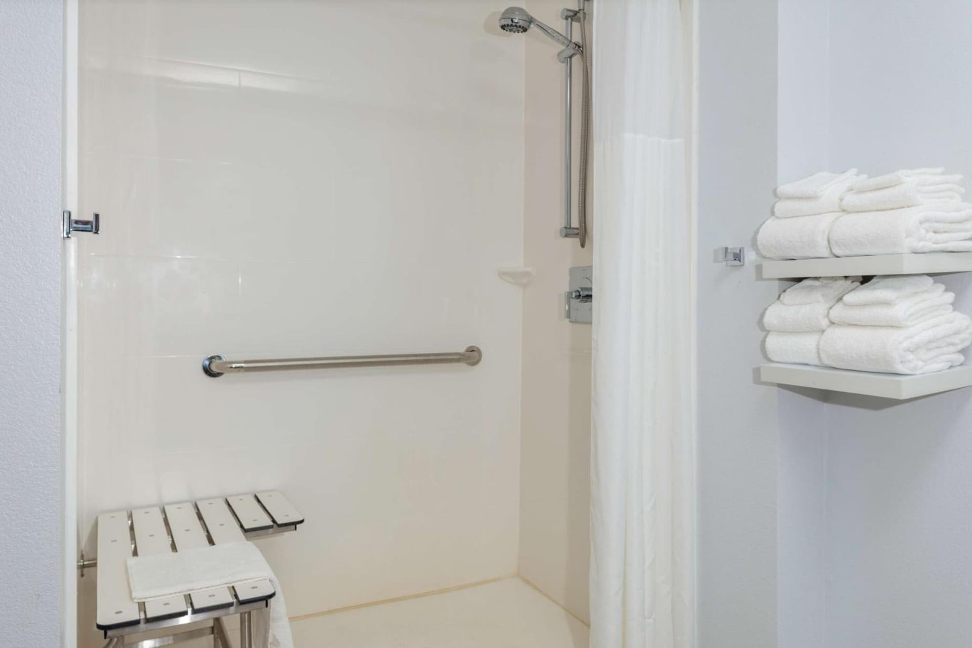 Hampton Inn by Hilton Concord/Bow gallery photo in Concord, NH — image 7