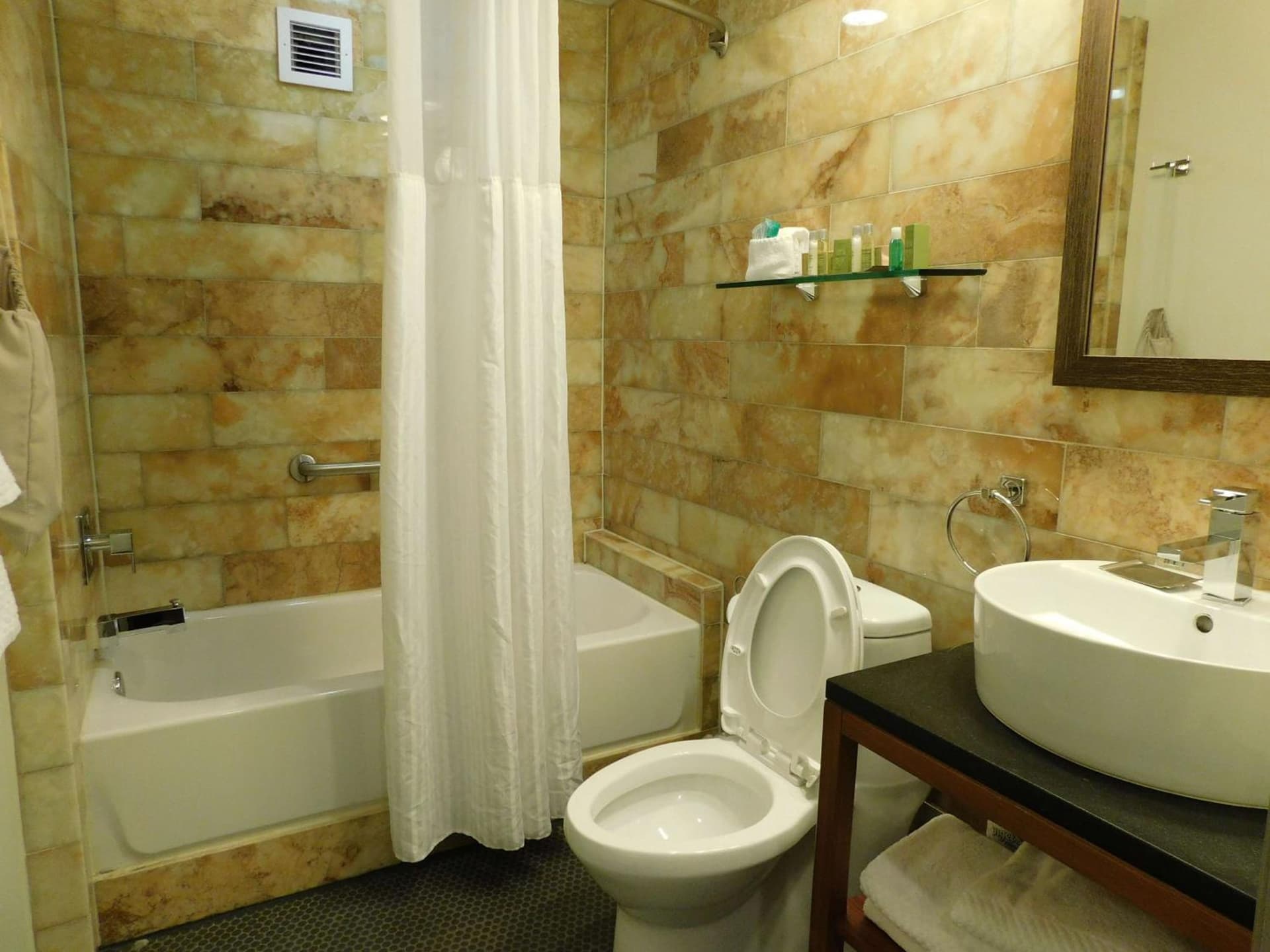 The Tudor Arms Hotel Cleveland - a DoubleTree by Hilton gallery photo in Cleveland, OH — image 16