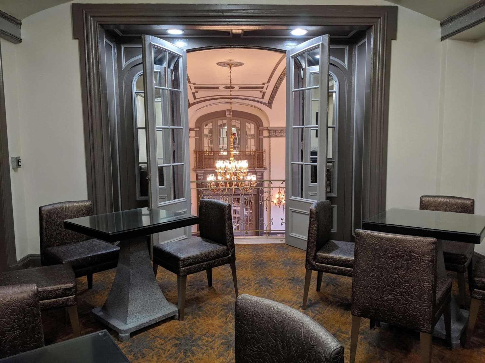 The Tudor Arms Hotel Cleveland - a DoubleTree by Hilton interior in Cleveland, OH — gallery photo 2