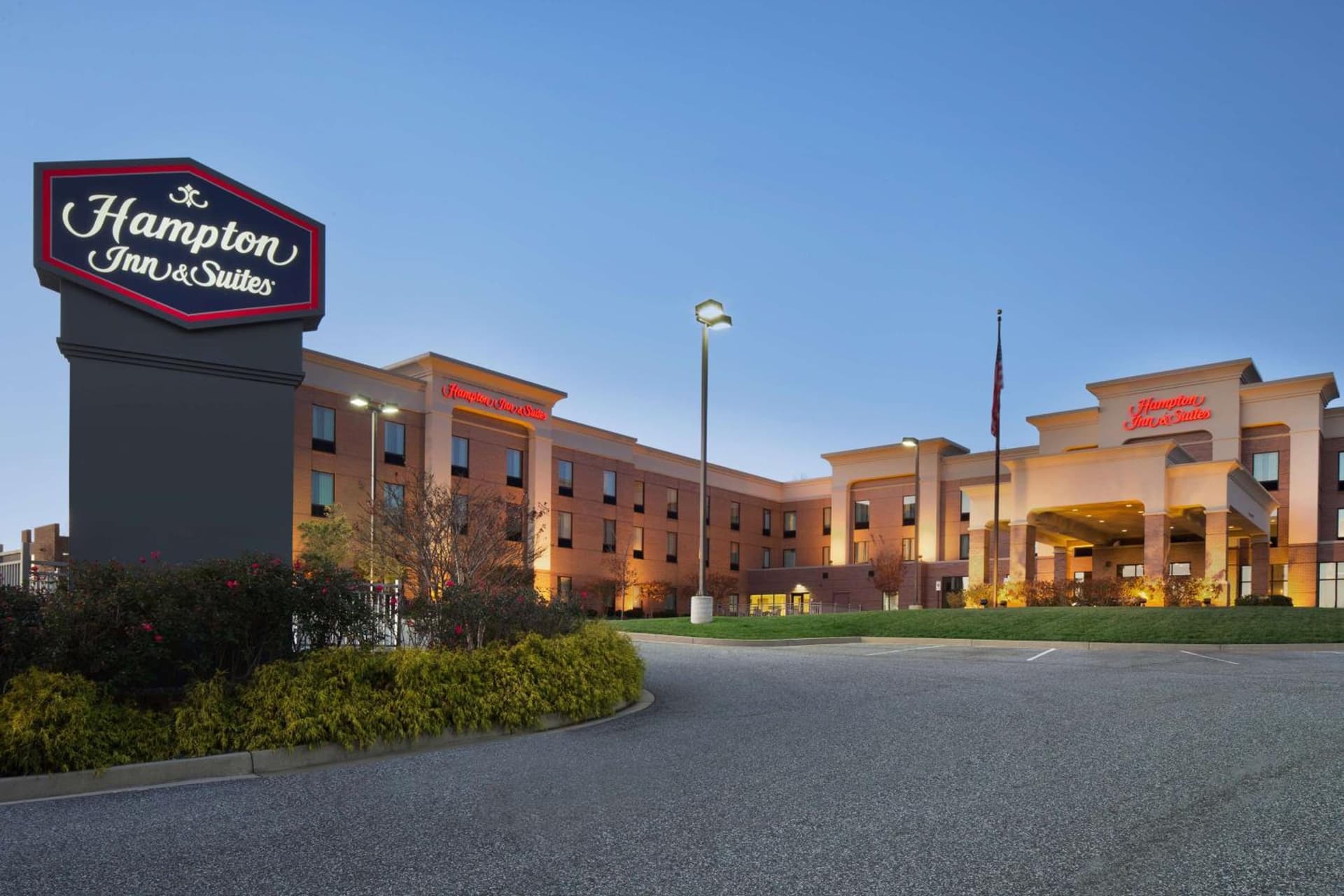 Hampton Inn & Suites Aberdeen/APG South interior in Edgewood, MD — gallery photo 2