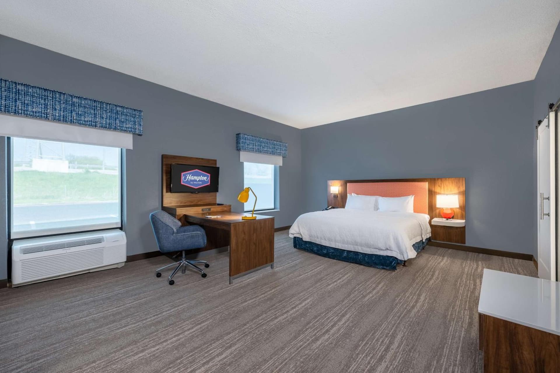 Hampton Inn & Suites Hopkinsville interior in Hopkinsville, KY — gallery photo 2