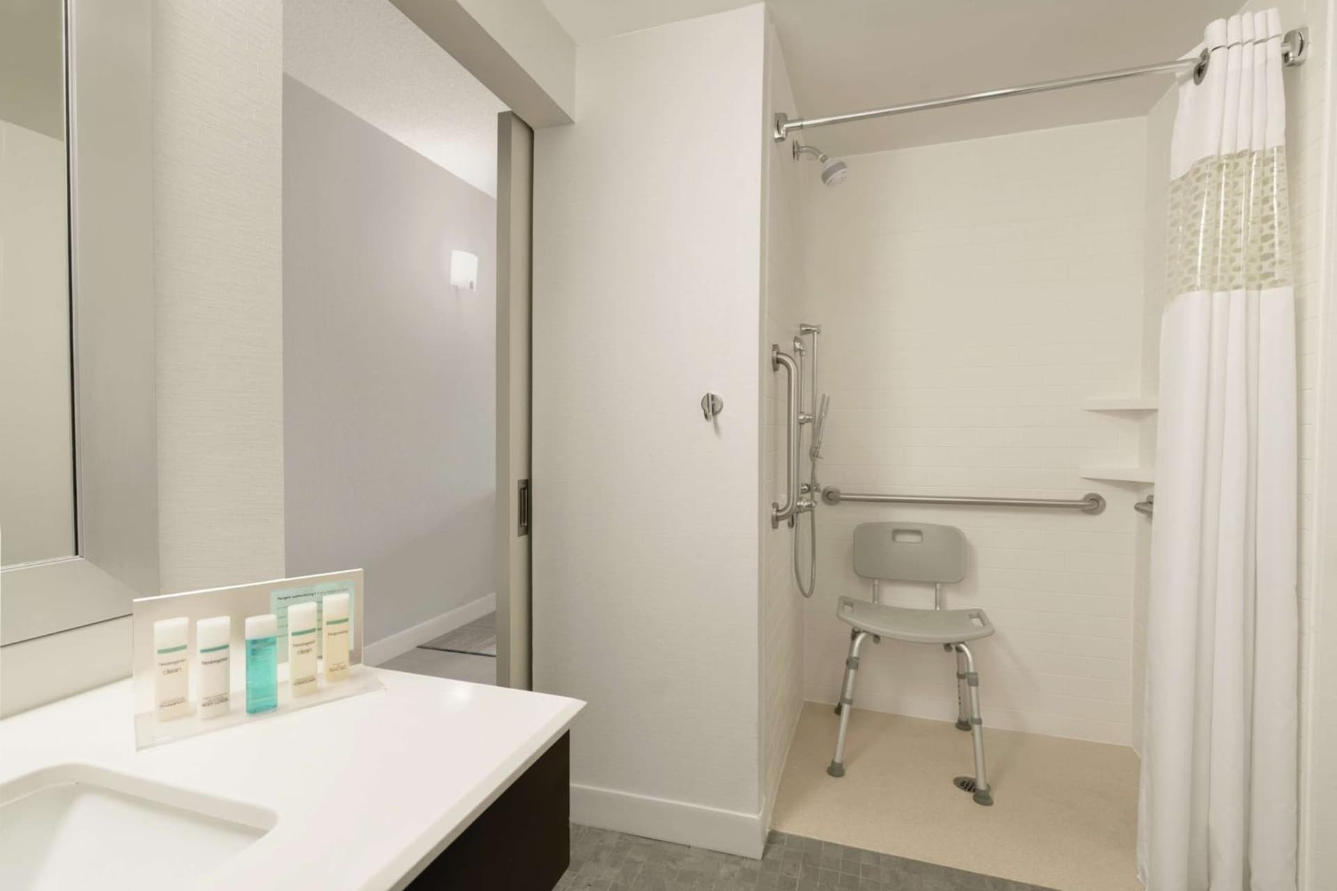 Hampton Inn Reading/Wyomissing interior in Wyomissing, PA — gallery photo 2