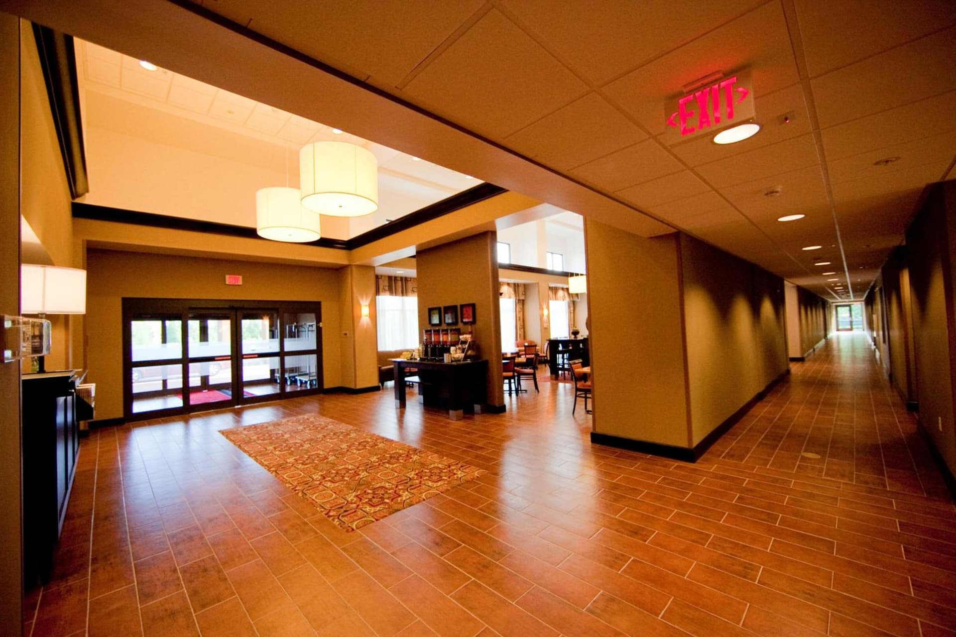 Hampton Inn & Suites by Hilton Seattle/Kent interior in Kent, WA — gallery photo 2