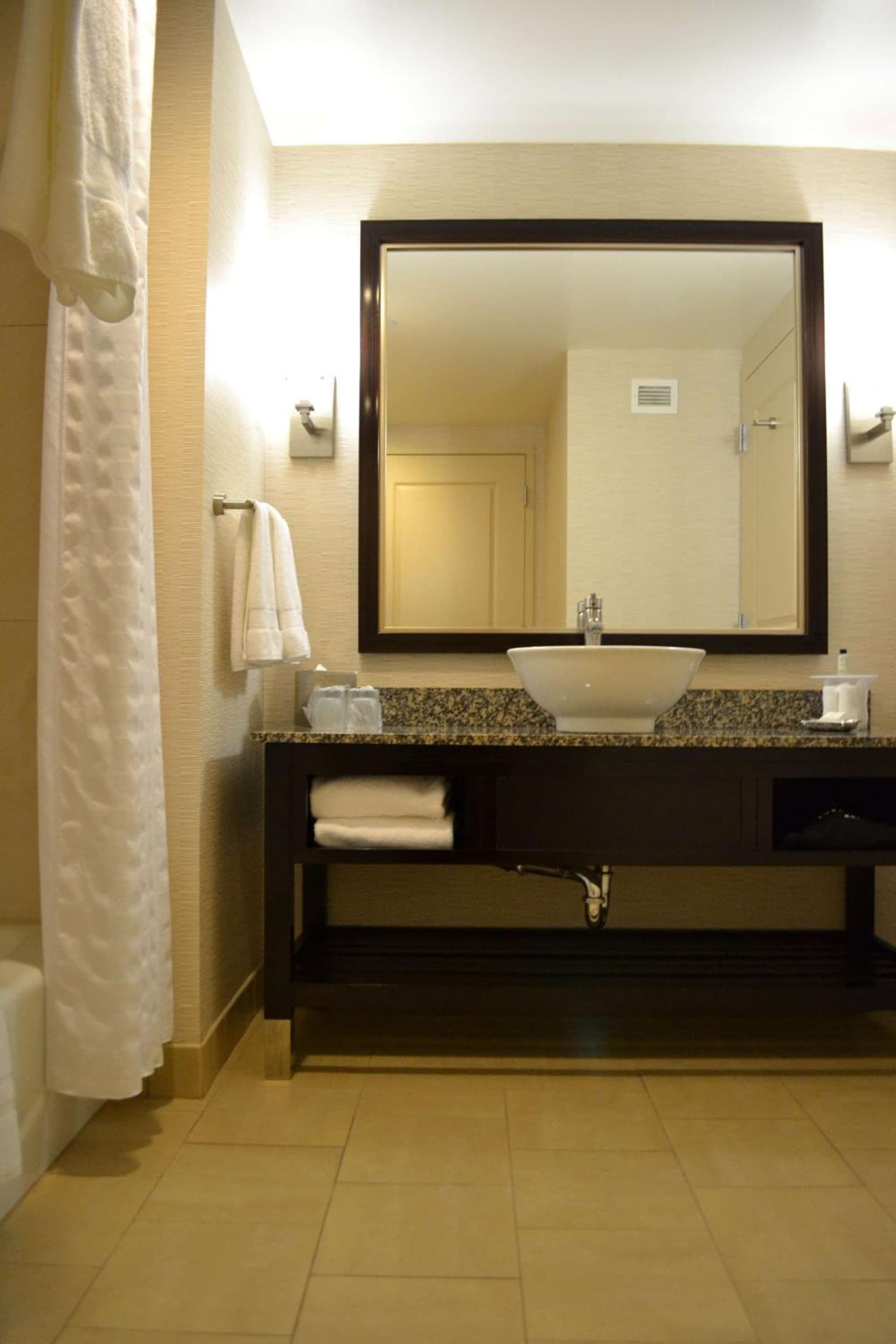 Embassy Suites Palmdale gallery photo in Palmdale, CA — image 12