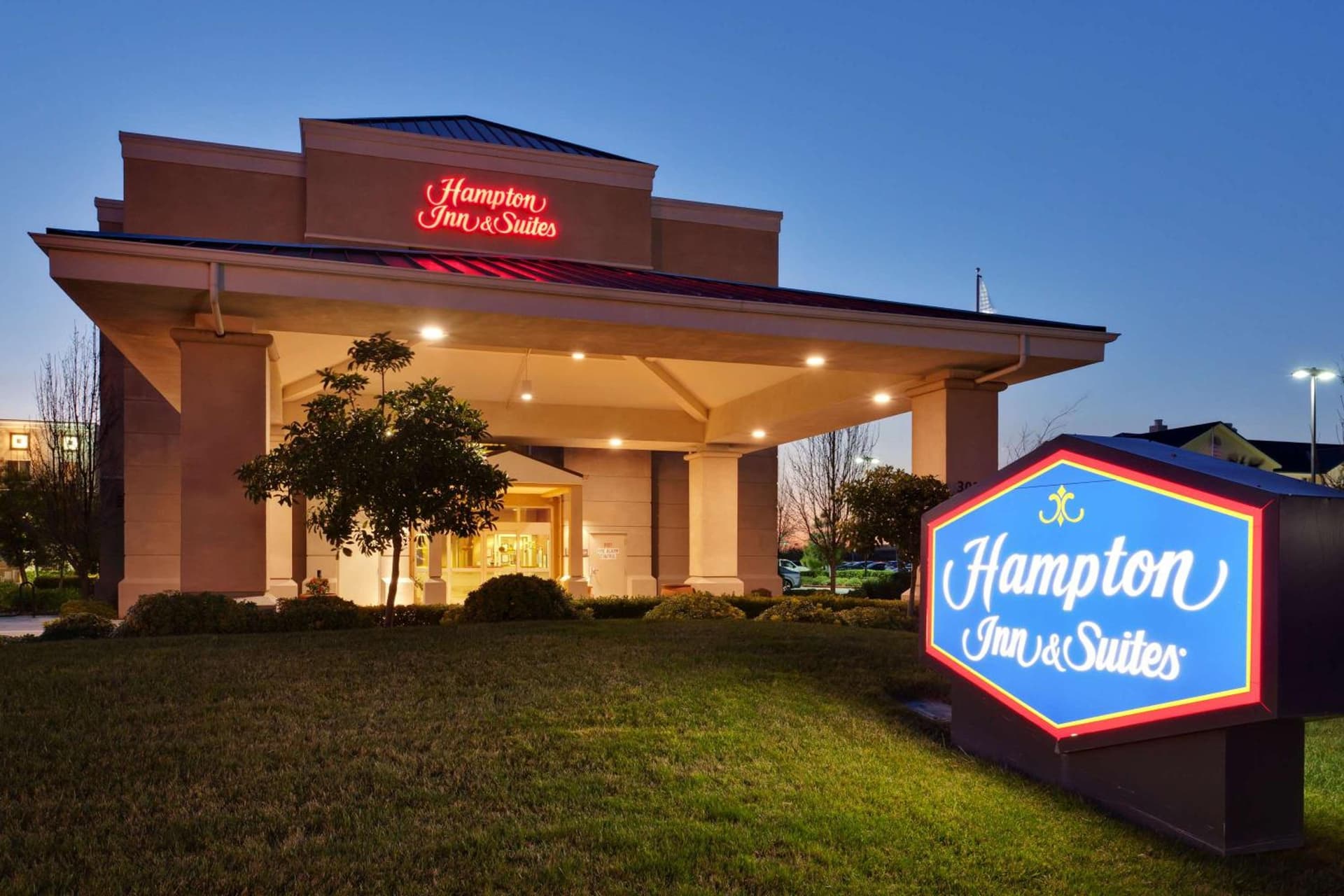 Hampton Inn & Suites Sacramento-Airport-Natomas featured exterior or lobby in Sacramento, CA — similar hotel