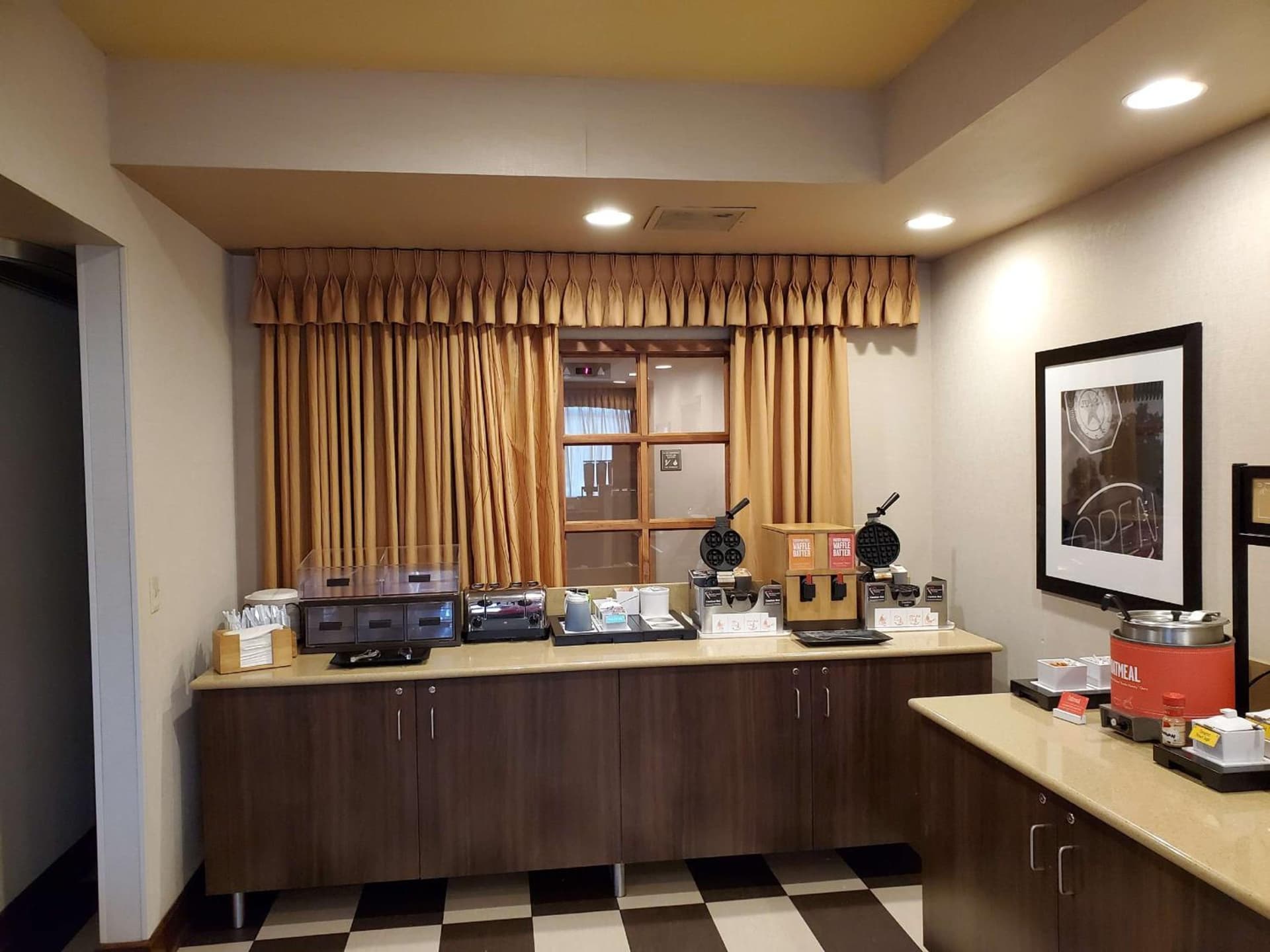 Hampton Inn Butte interior in Butte, MT — gallery photo 2