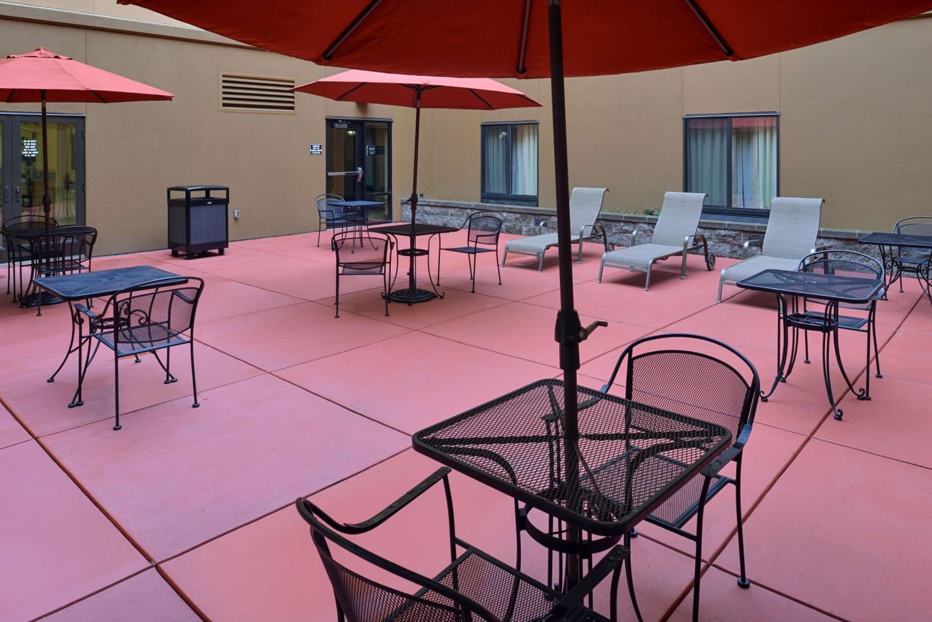 Hampton Inn & Suites Tacoma interior in Tacoma, WA — gallery photo 2