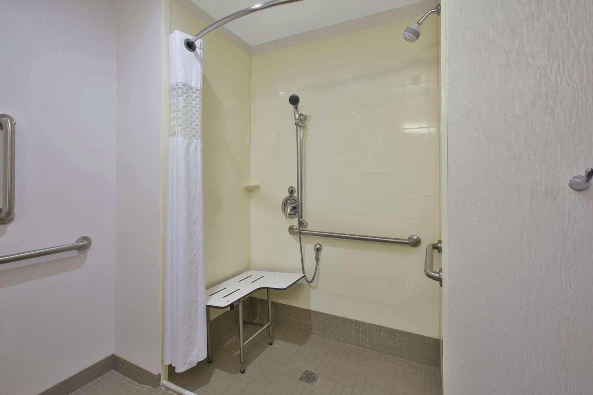 Hampton Inn by Hilton Detroit Dearborn gallery photo in Dearborn, MI — image 5