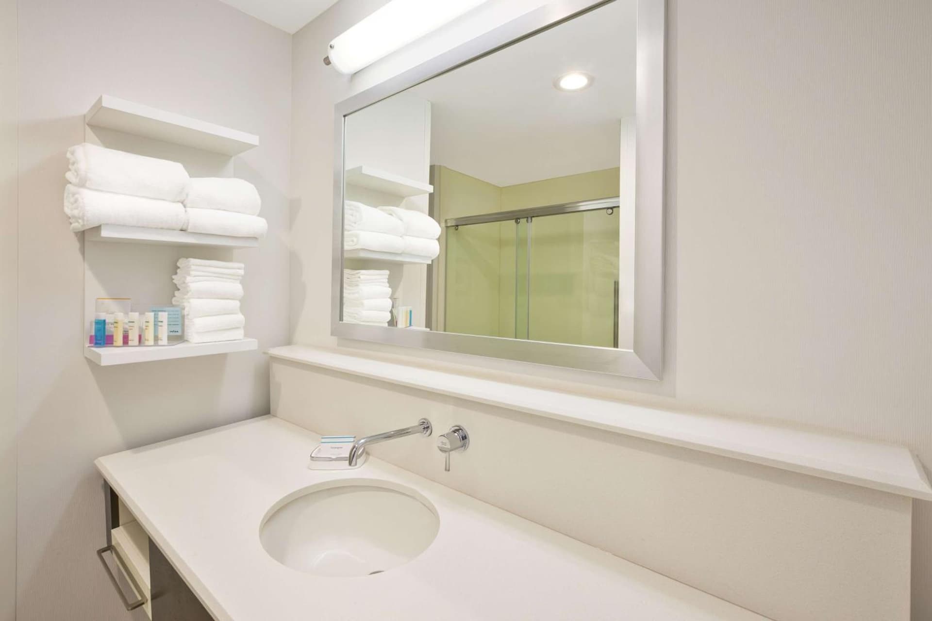 Hampton Inn by Hilton Detroit Dearborn gallery photo in Dearborn, MI — image 8