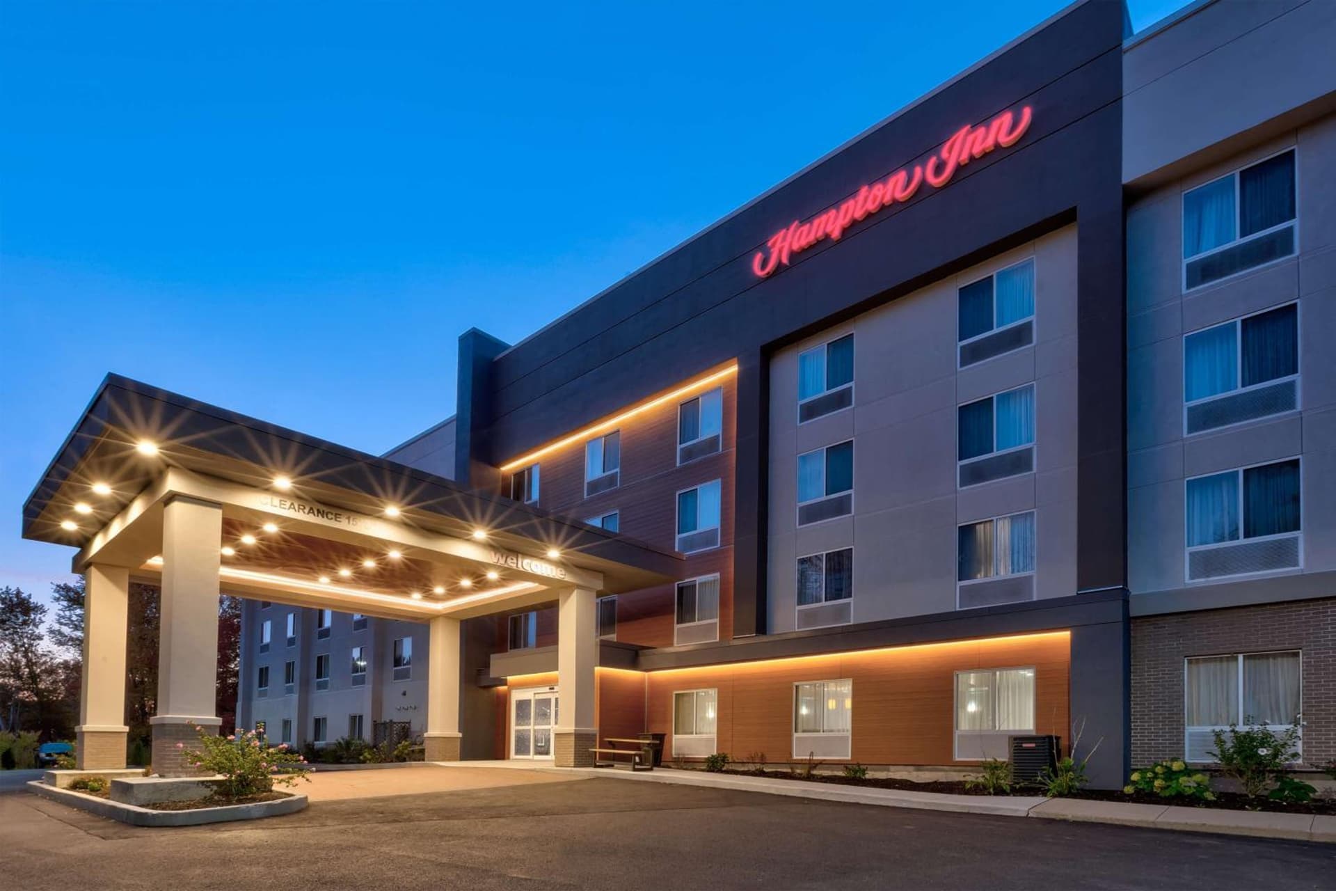 Hampton Inn Waterbury interior in Waterbury, CT — gallery photo 2