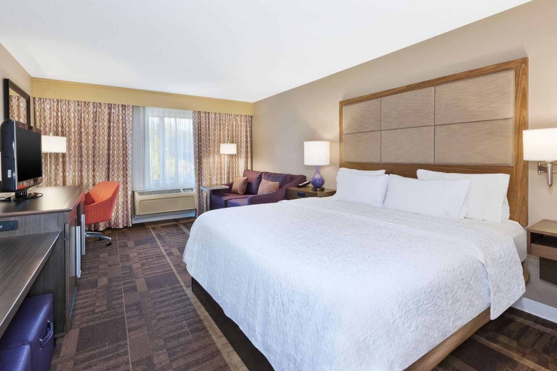 Hampton Inn Waterbury interior in Waterbury, CT — gallery photo 2