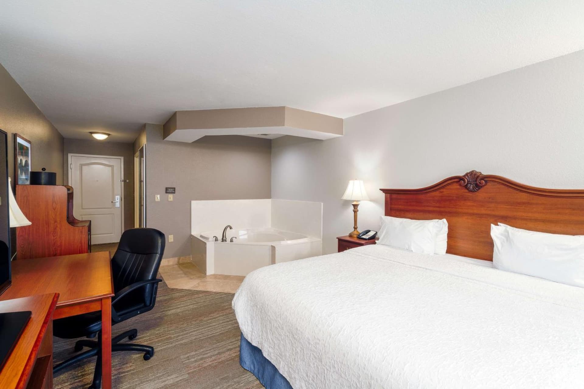 Hampton Inn London-North, Ky interior in London, KY — gallery photo 2