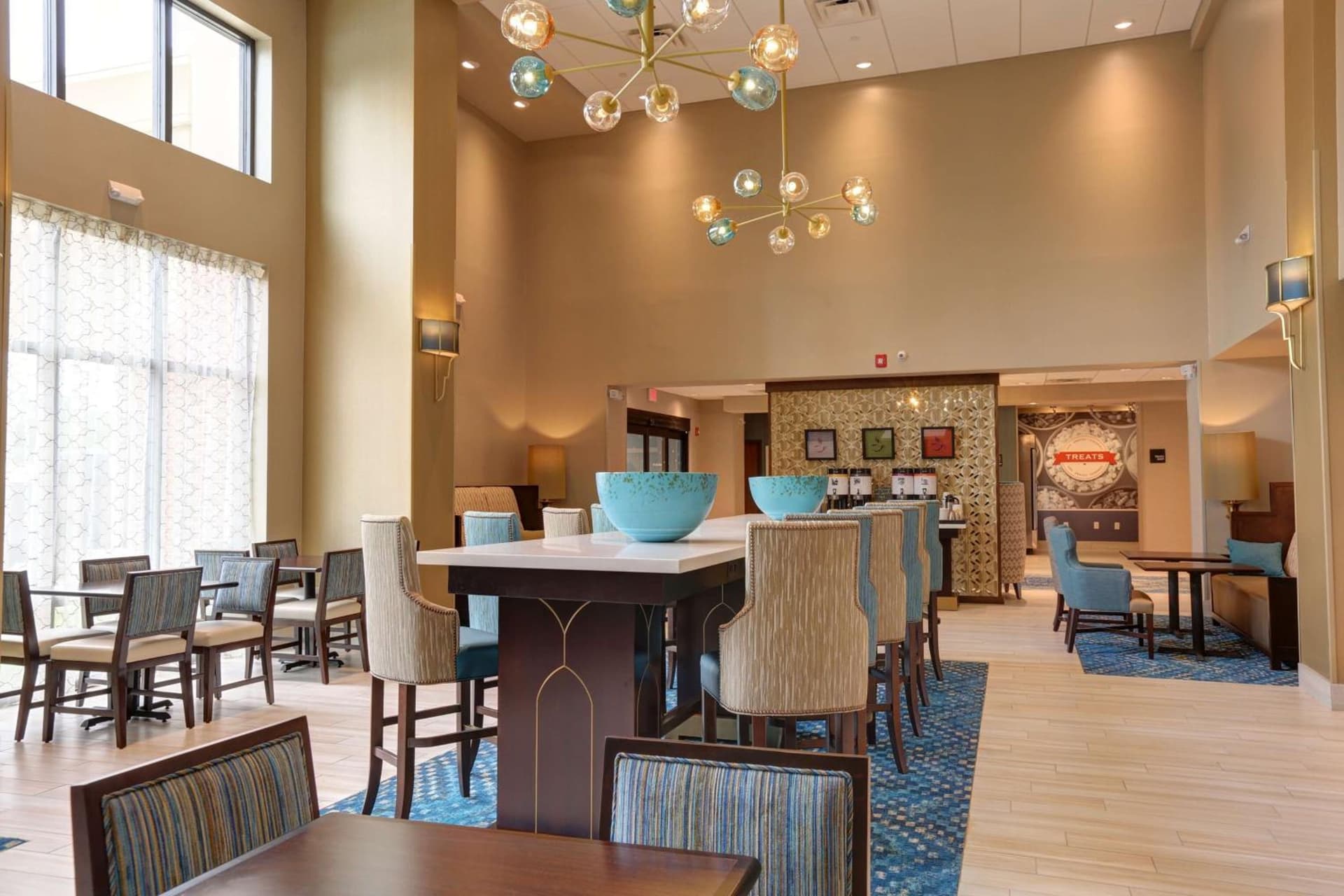 Hampton Inn & Suites by Hilton Tampa Busch Gardens Area gallery photo in Tampa, FL — image 4