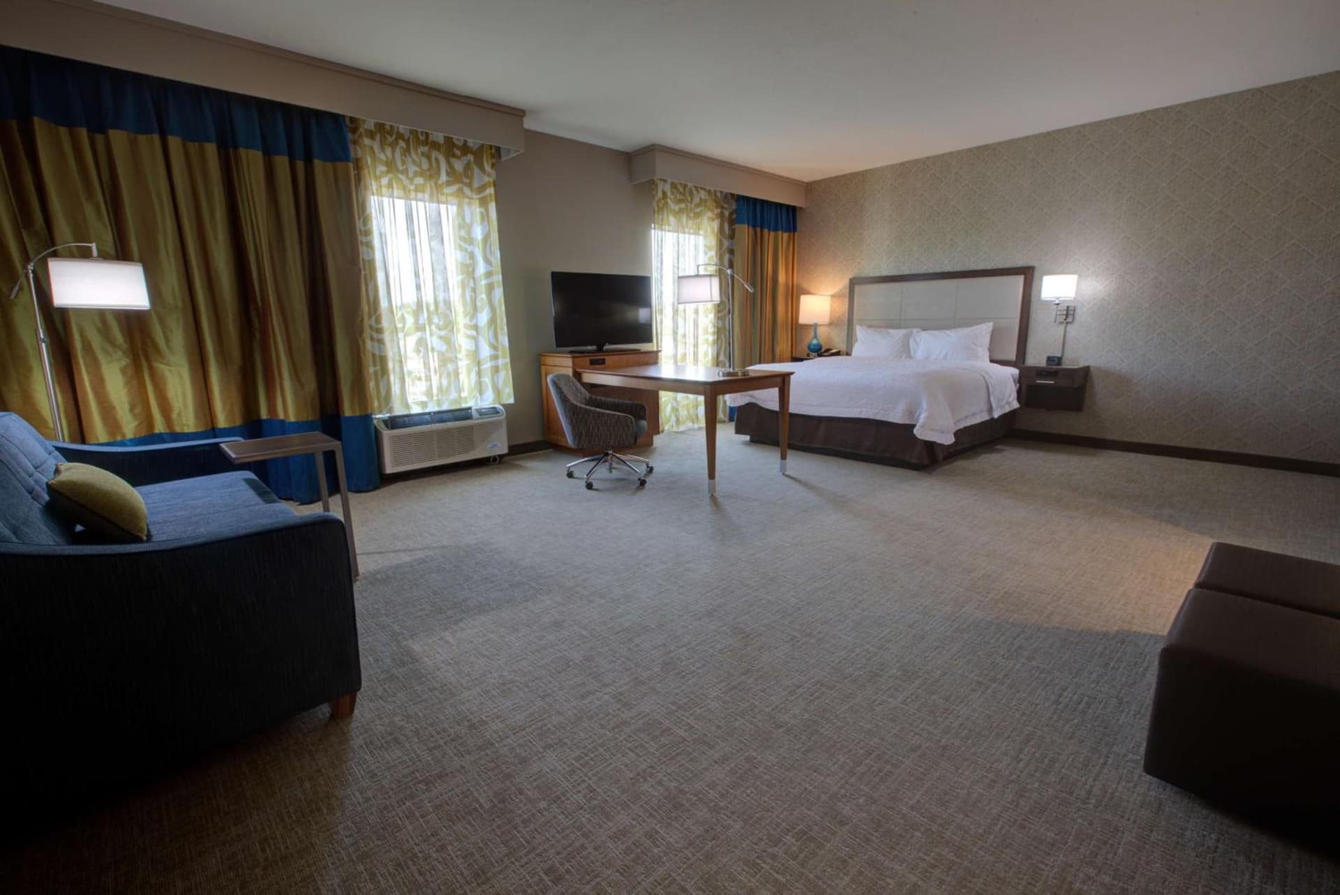 Hampton Inn & Suites by Hilton Tampa Busch Gardens Area interior in Tampa, FL — gallery photo 2