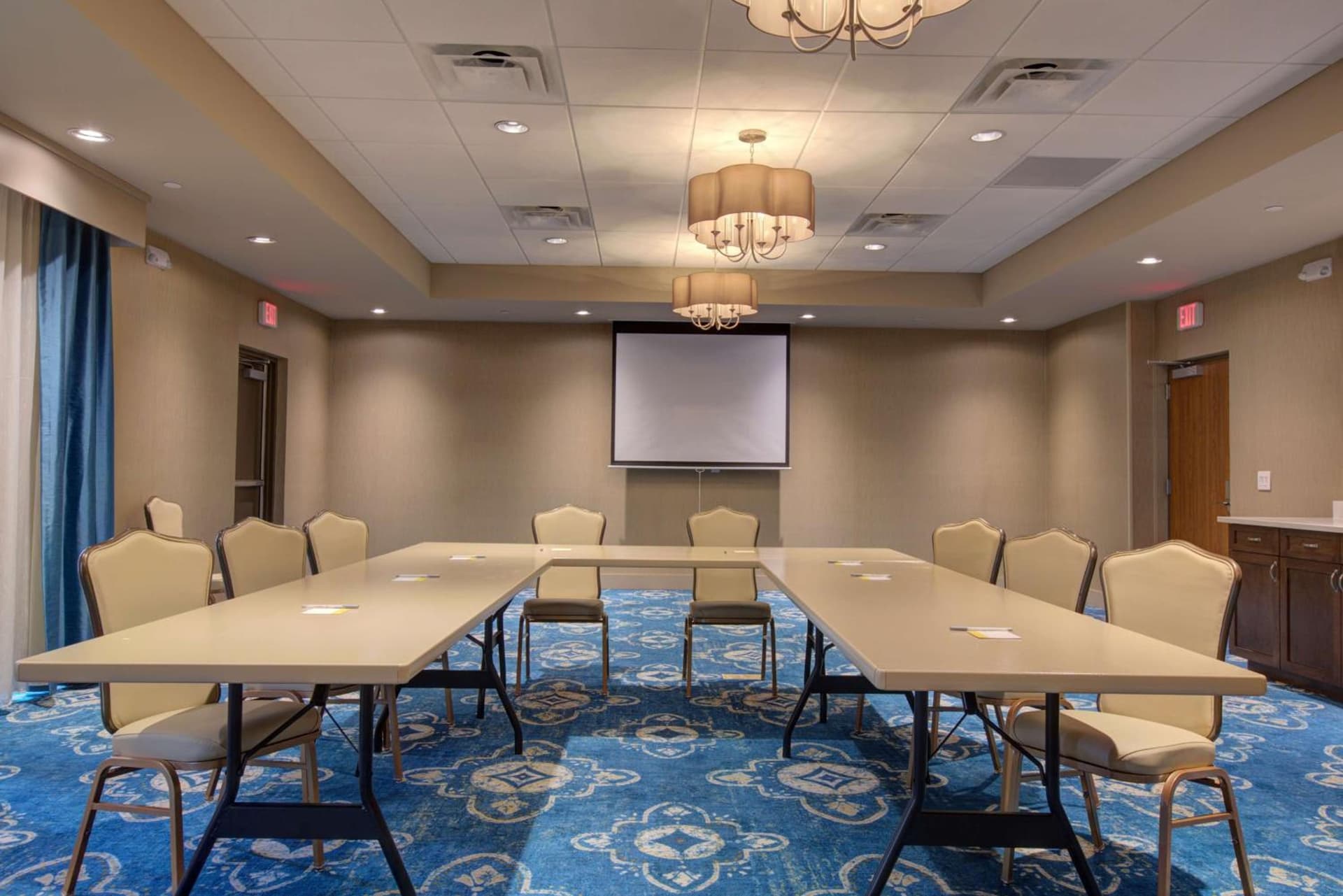 Hampton Inn & Suites by Hilton Tampa Busch Gardens Area gallery photo in Tampa, FL — image 5