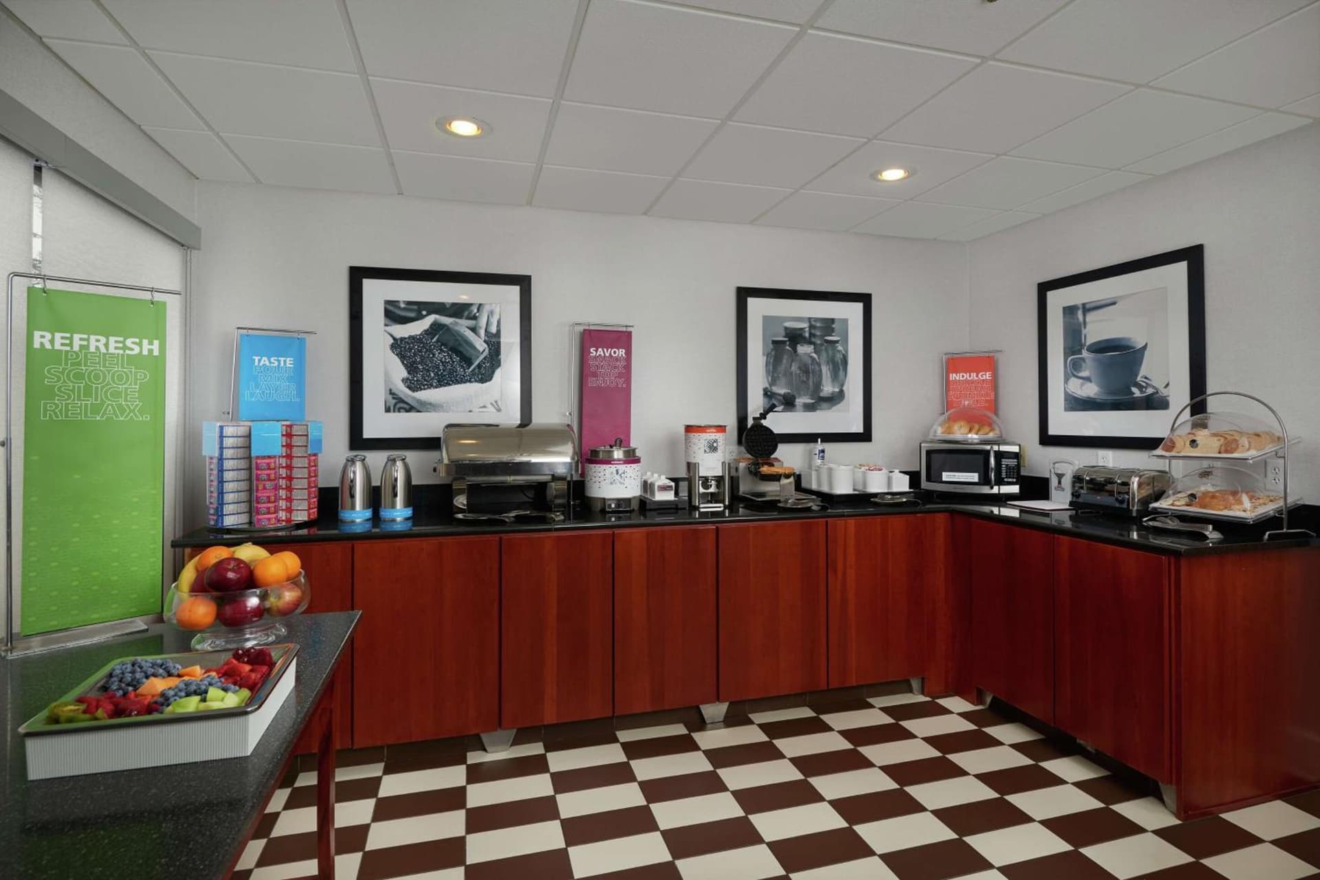 Hampton Inn by Hilton Youngstown-West I-80 interior in Mineral Ridge, OH — gallery photo 2