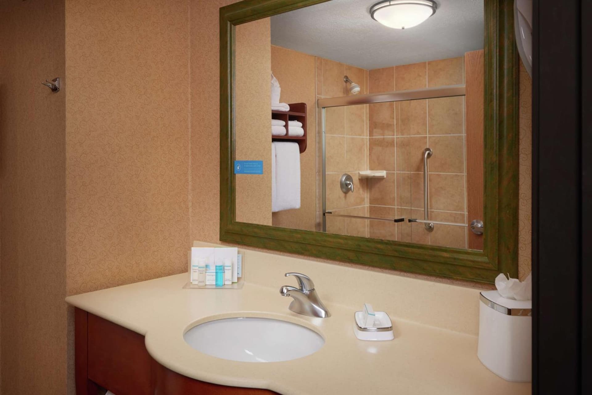 Hampton Inn by Hilton Youngstown-West I-80 interior in Mineral Ridge, OH — gallery photo 2