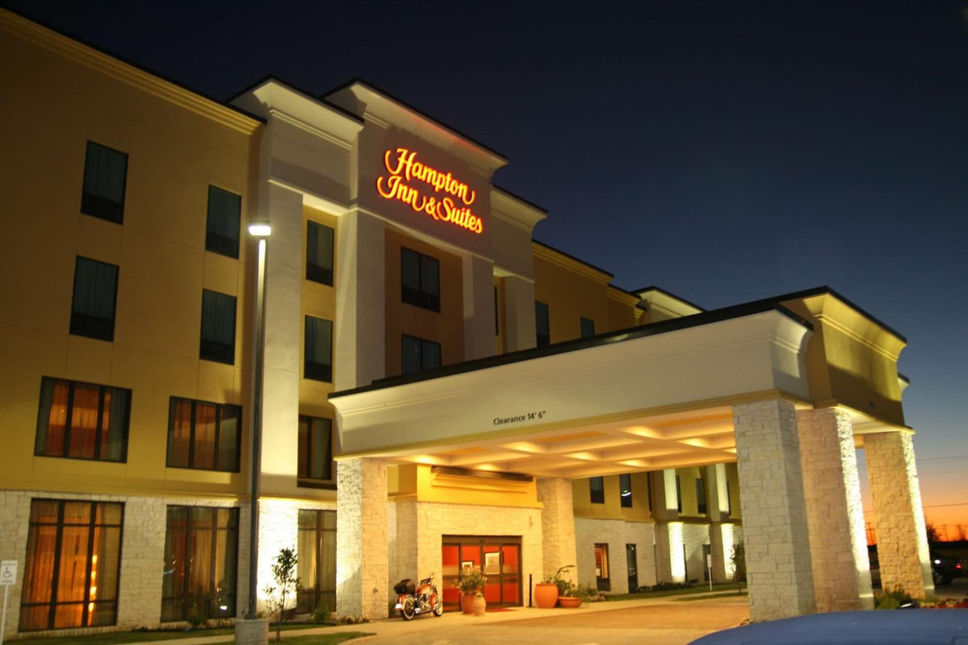 Hampton Inn & Suites Bastrop interior in Bastrop, TX — gallery photo 2