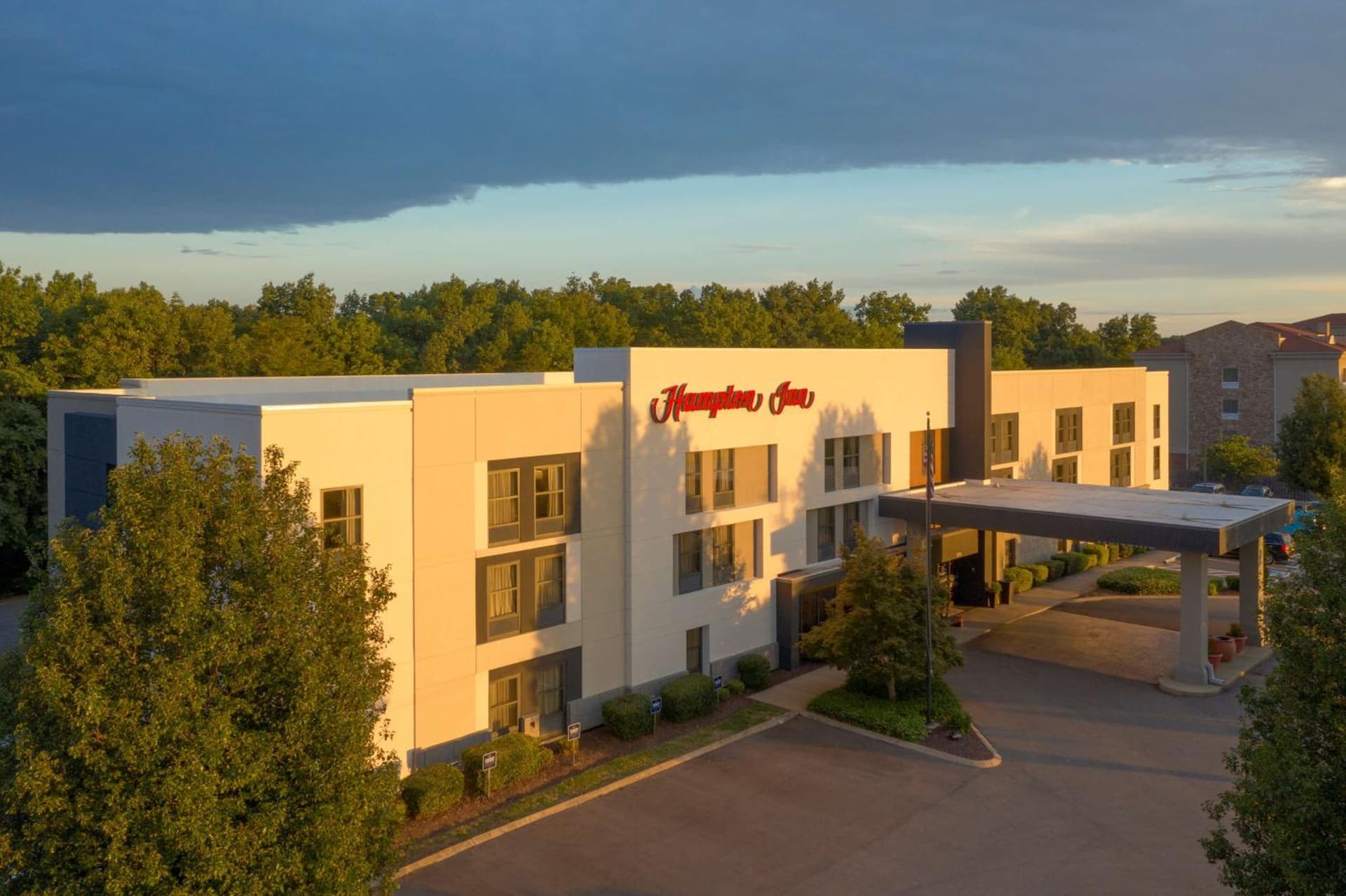 Hampton Inn Columbia interior in Columbia, TN — gallery photo 2