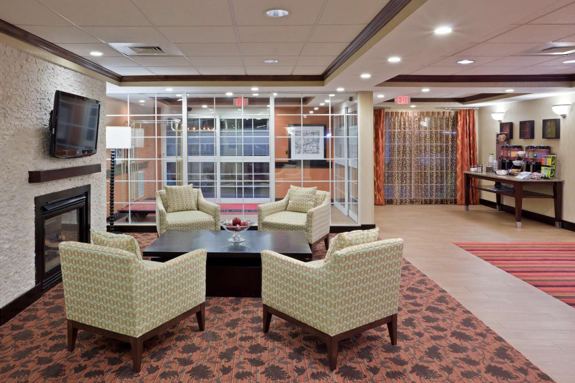 Hampton Inn Sturbridge interior in Sturbridge, MA — gallery photo 2