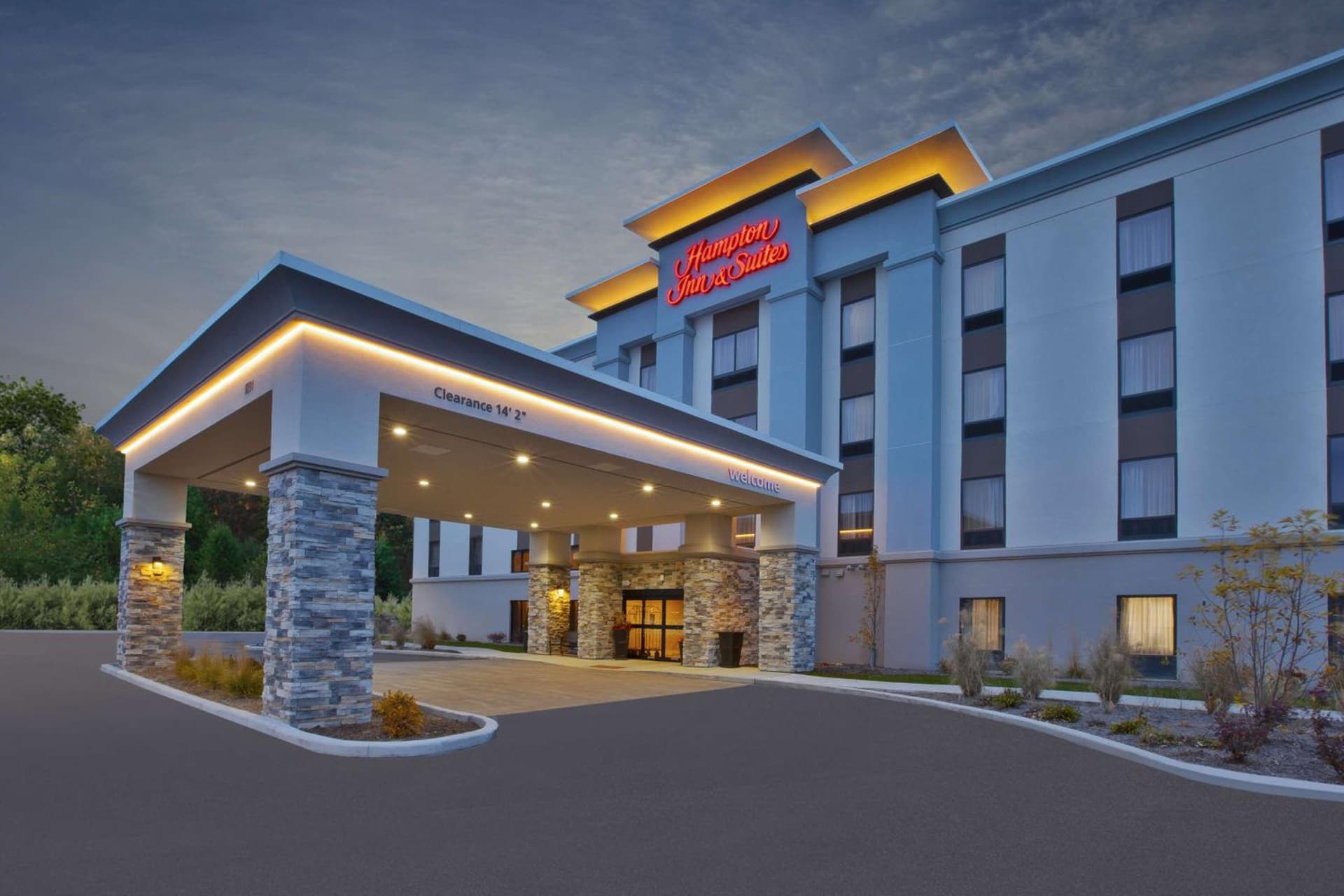 Hampton Inn & Suites Alliance interior in Alliance, OH — gallery photo 2