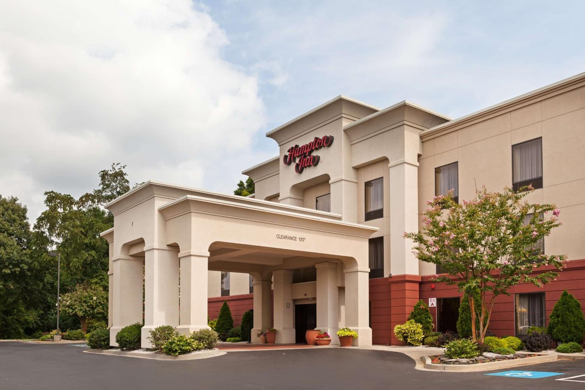 Hampton Inn Elkton interior in Elkton, MD — gallery photo 2