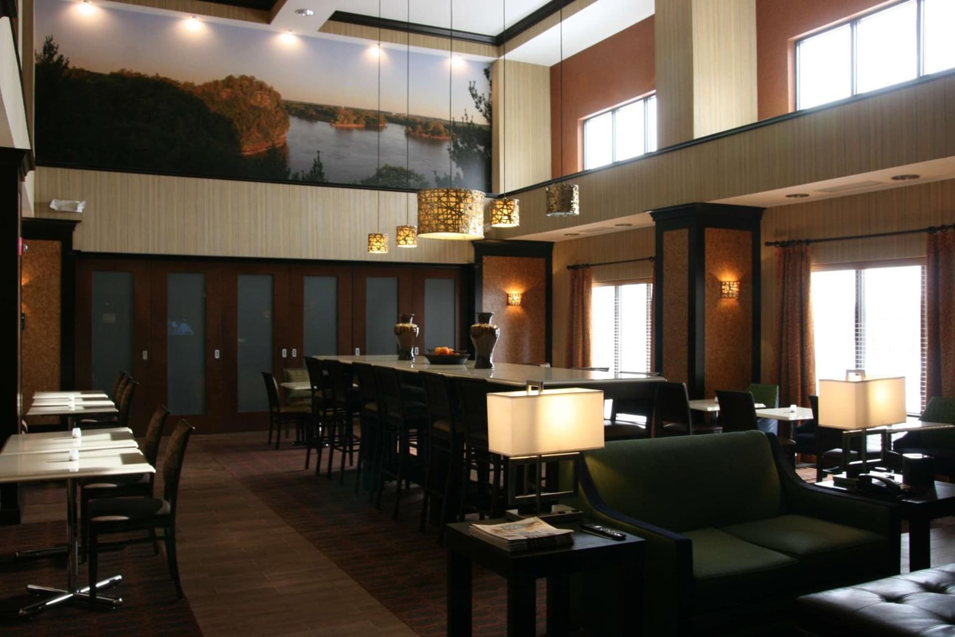 Hampton Inn and Suites Peru interior in Peru, IL — gallery photo 2