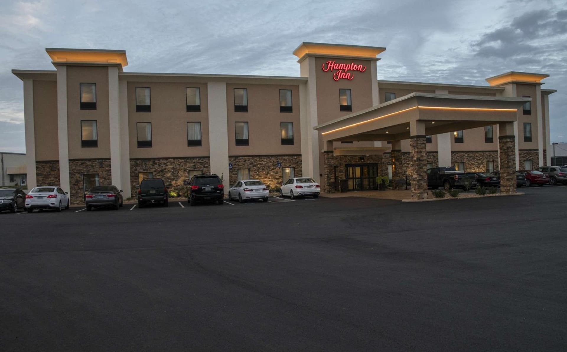 Hampton Inn Hartwell Ga featured exterior or lobby in Hartwell, GA — similar hotel
