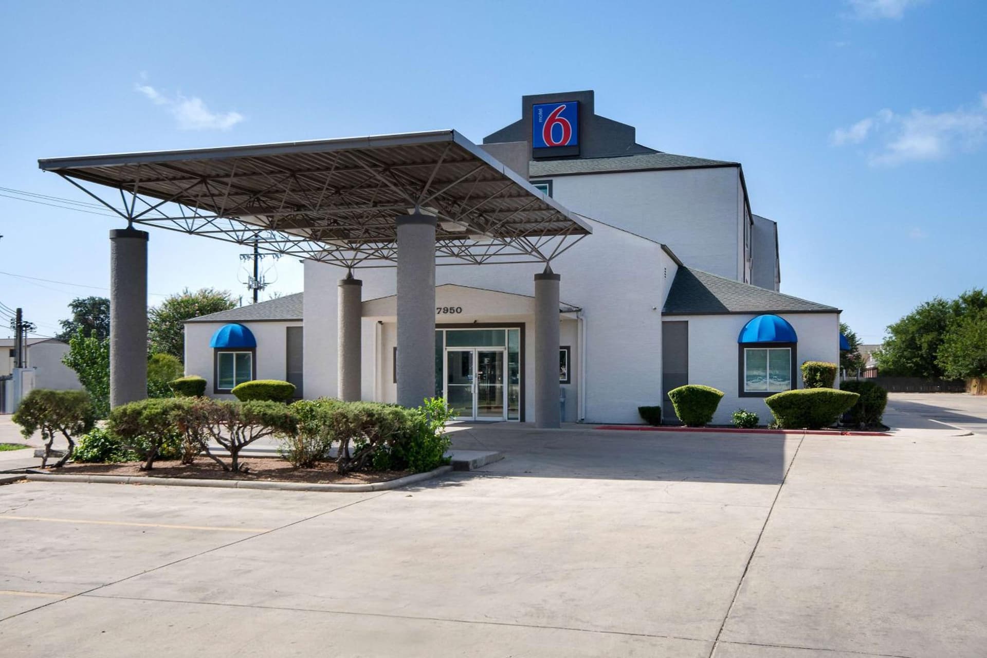 Motel 6-San Antonio, TX - South featured exterior or lobby in San Antonio, TX — similar hotel